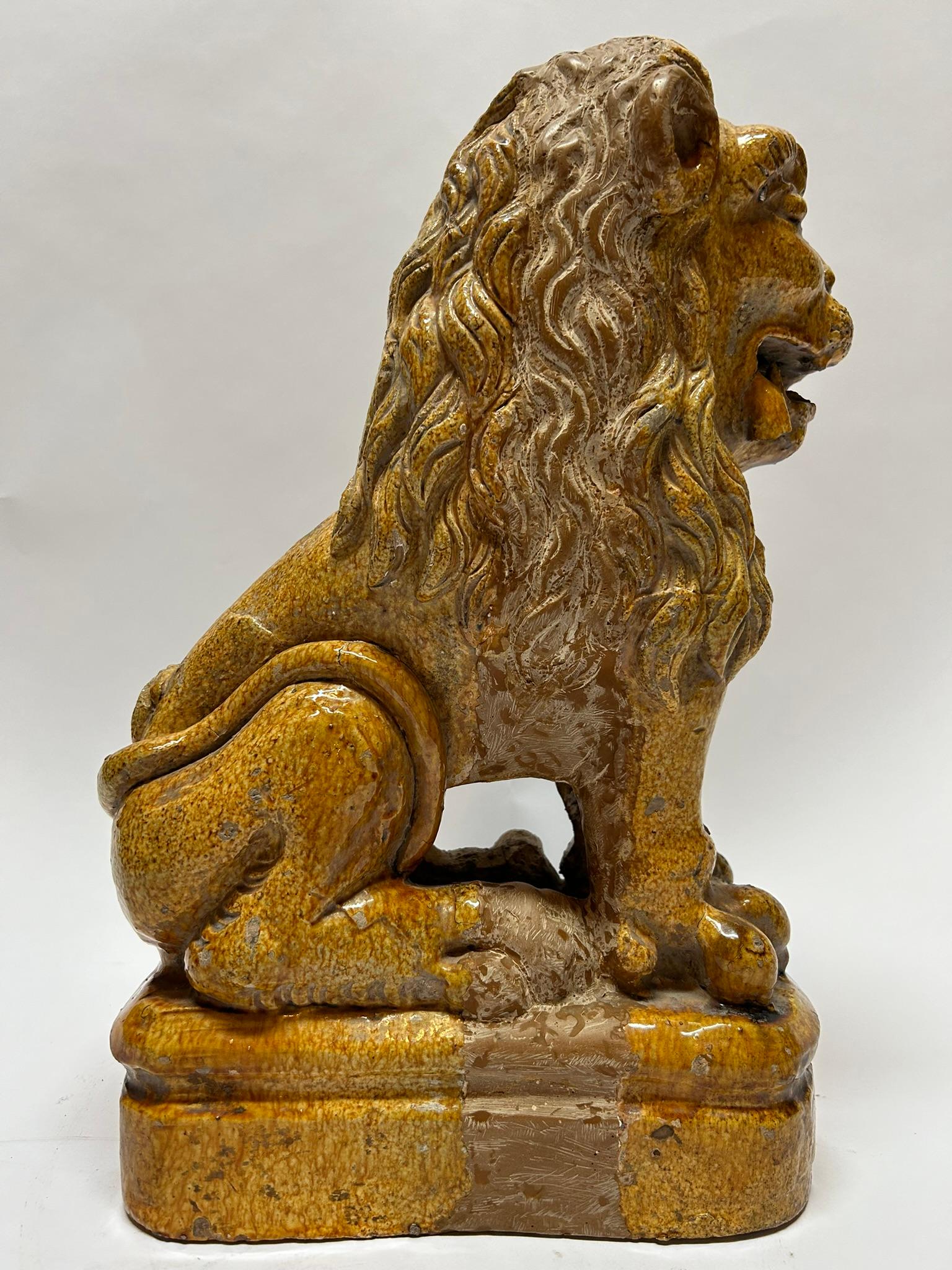 Début du 19e siècle, paire allemande de  Sculptures de lion émaillées en vente 8