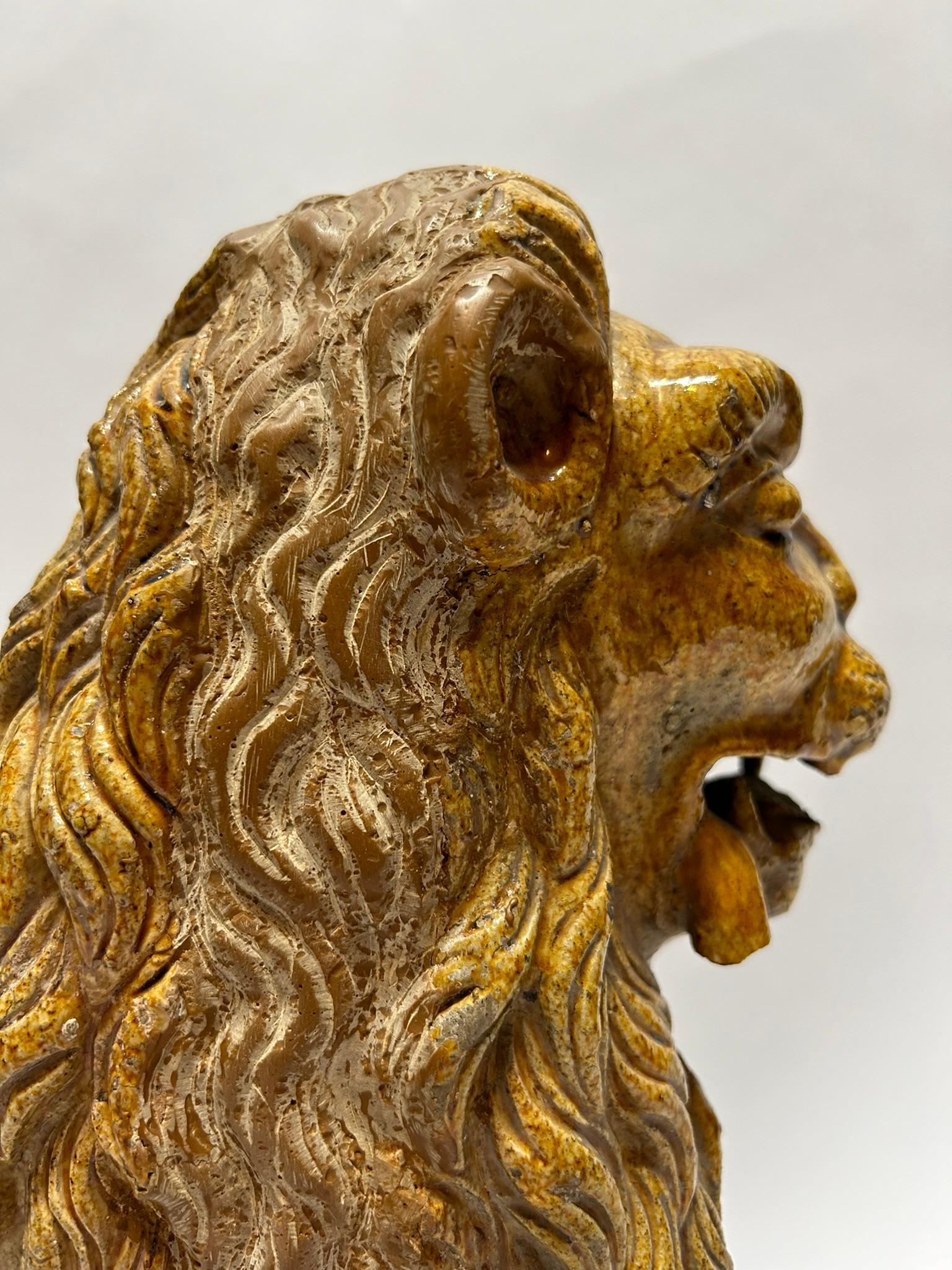 Début du 19e siècle, paire allemande de  Sculptures de lion émaillées en vente 9