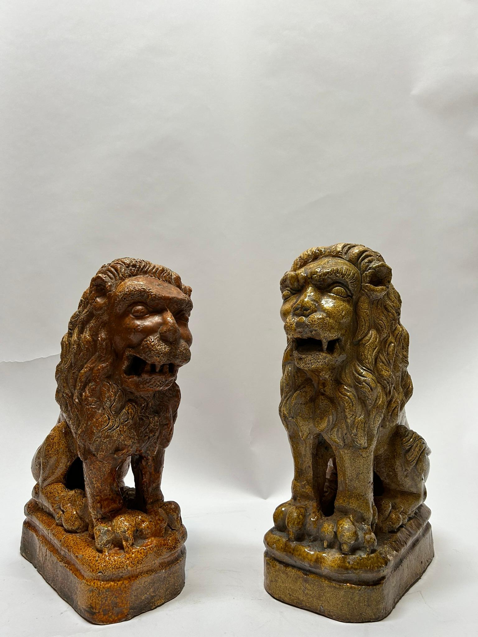Magnifique paire de figurines de lion en poterie émaillée du 19e (début) siècle.
