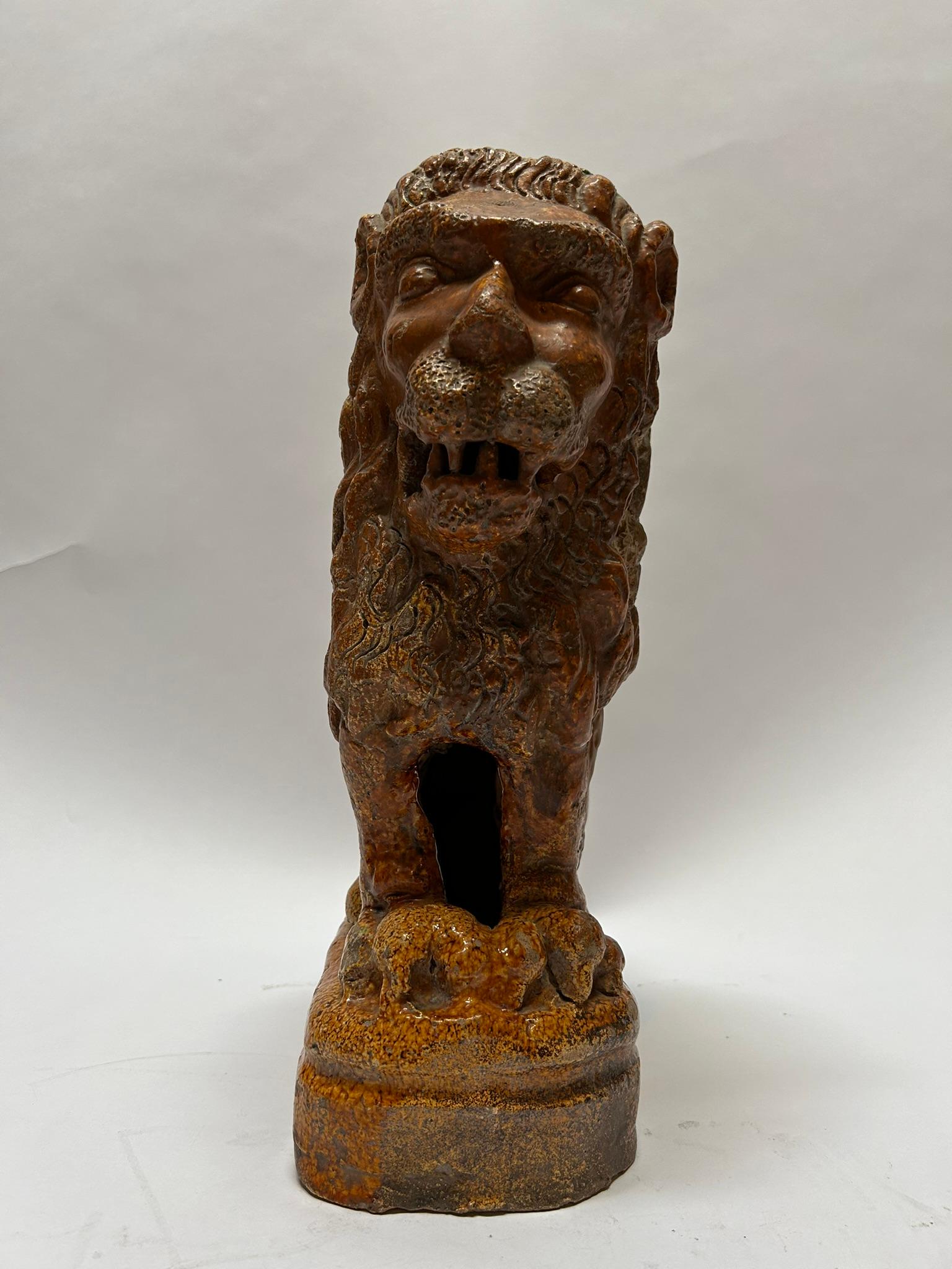 Allemand Début du 19e siècle, paire allemande de  Sculptures de lion émaillées en vente