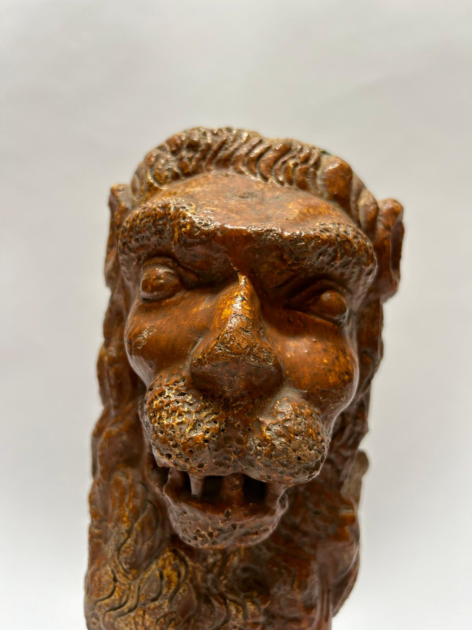 Vernissé Début du 19e siècle, paire allemande de  Sculptures de lion émaillées en vente