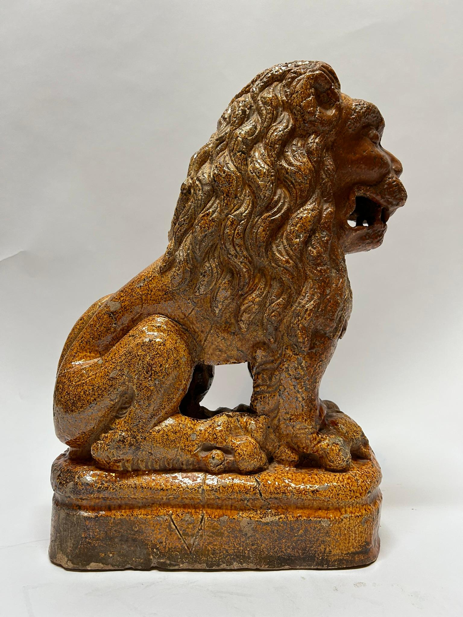 Début du 19e siècle, paire allemande de  Sculptures de lion émaillées État moyen - En vente à Esbeek, NL