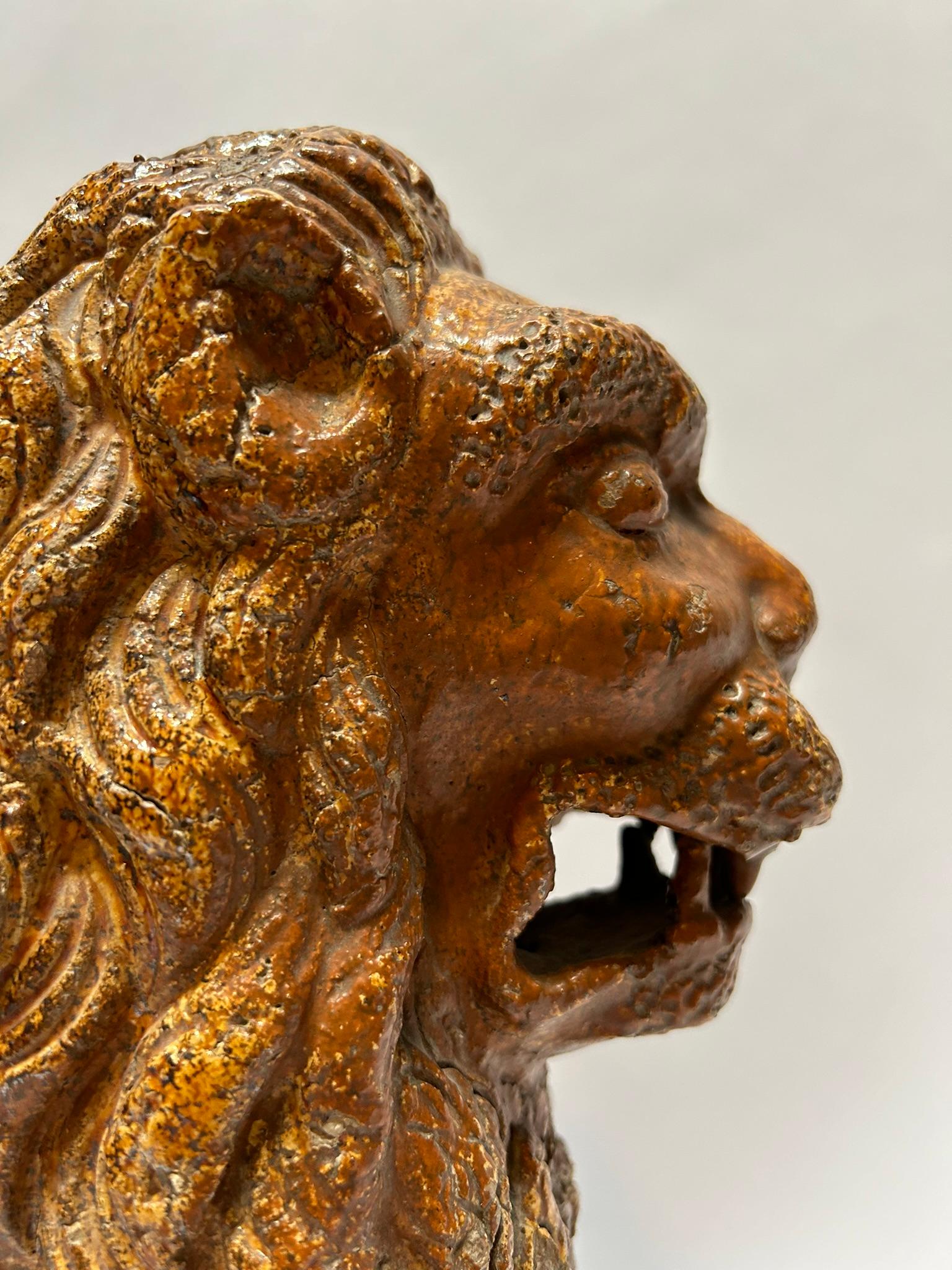 XIXe siècle Début du 19e siècle, paire allemande de  Sculptures de lion émaillées en vente