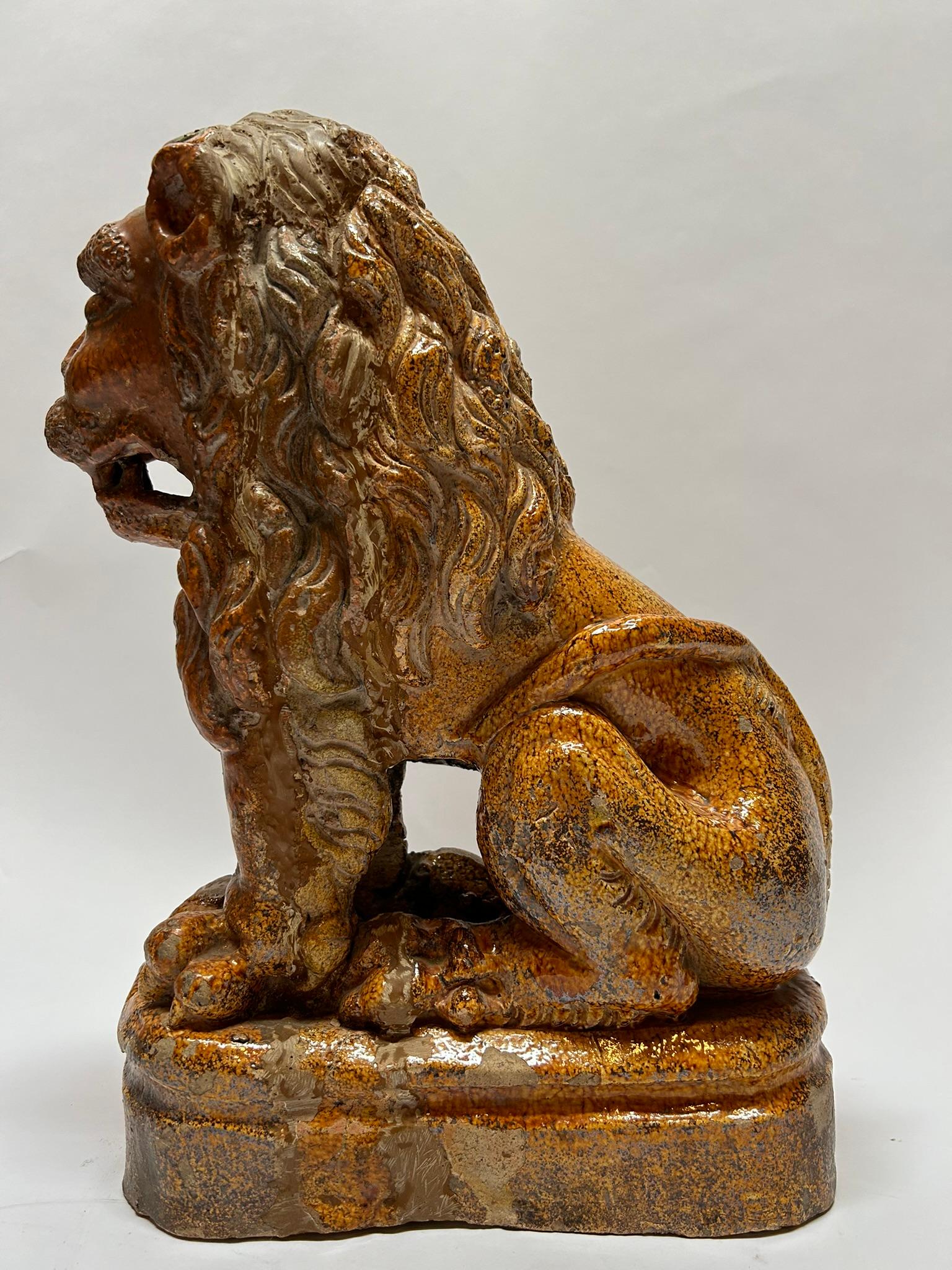 Début du 19e siècle, paire allemande de  Sculptures de lion émaillées en vente 1