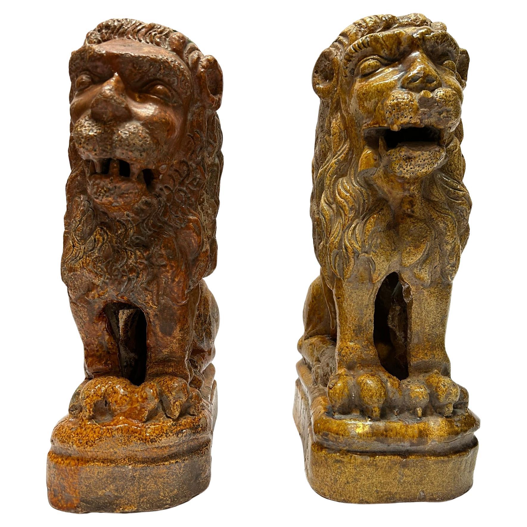 Pareja alemana de principios del siglo XIX  Esculturas de león de cerámica vidriada