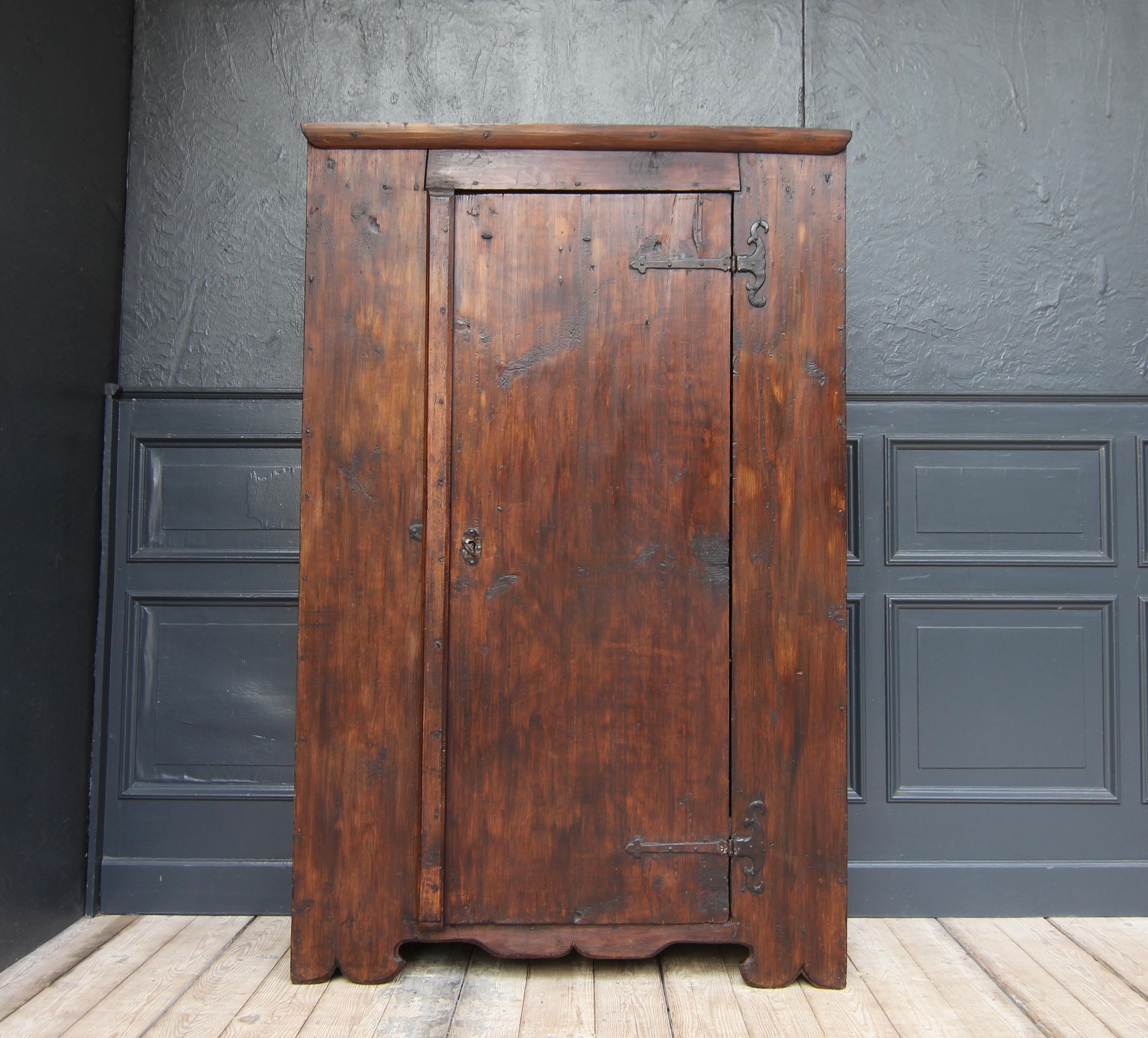 A German provincial cabinet from the early 19th century. Made of solid pine wood, stained and waxed.

This authentic piece of furniture is characterised by its purist design combined with traditional craftsmanship and a charming patina. It´s natural