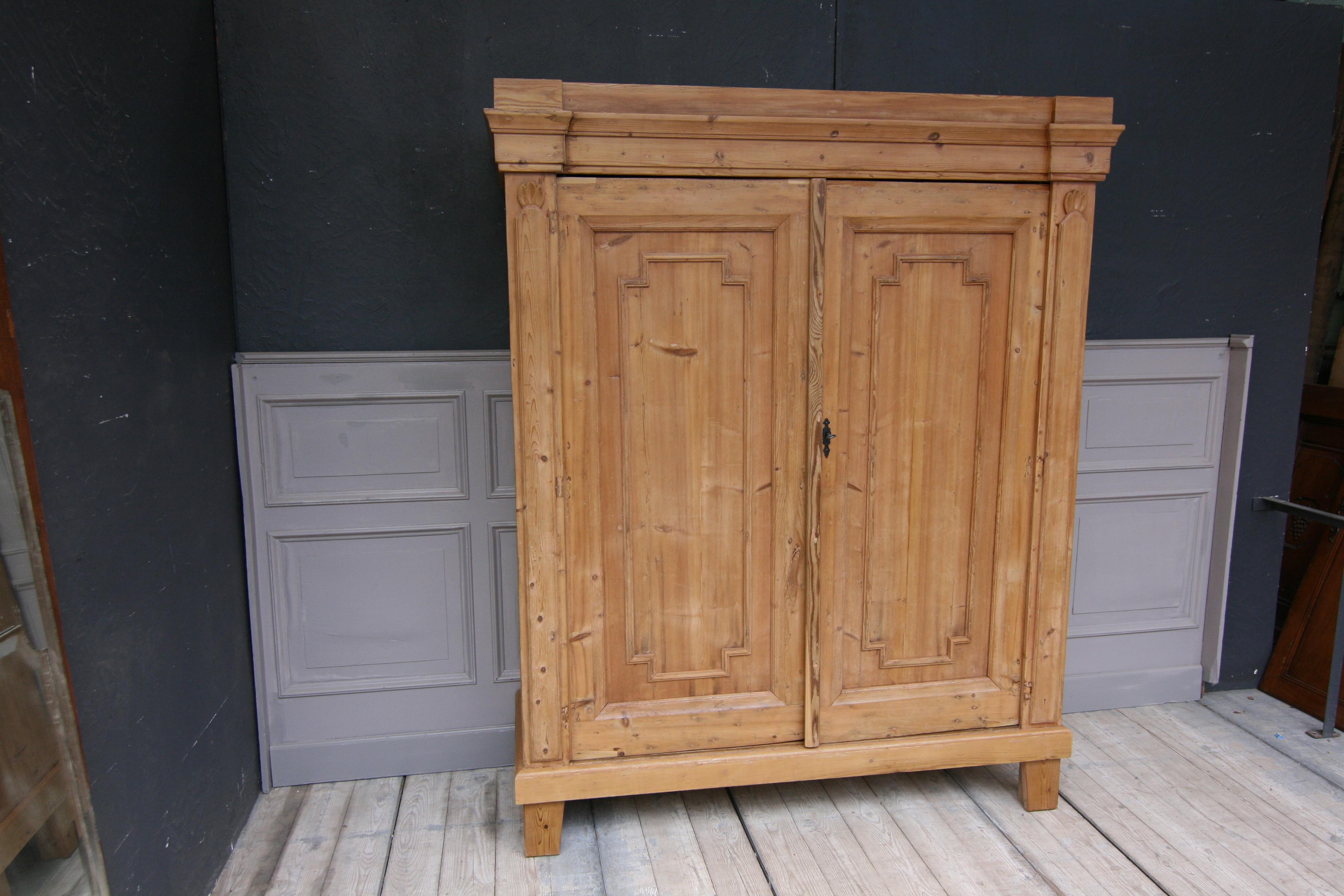 Early 19th Century German Provincial Cabinet made of Pine In Good Condition In Dusseldorf, DE
