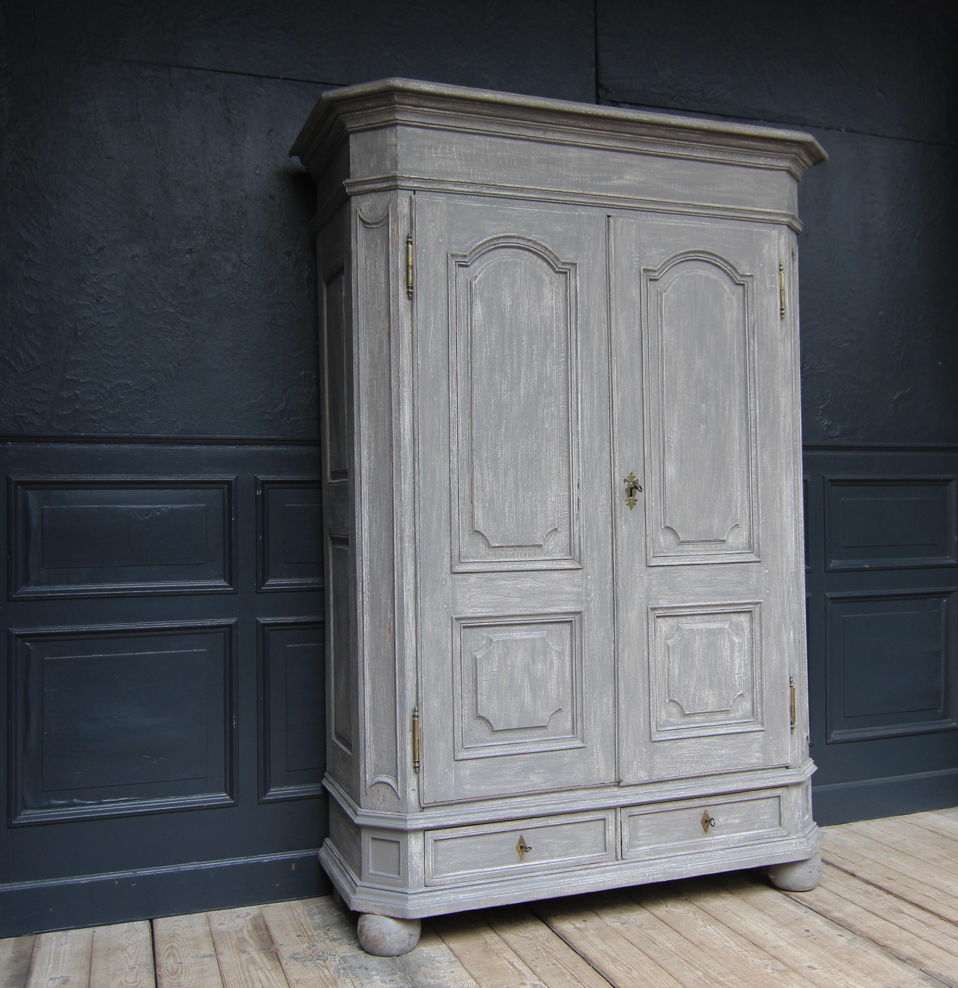 Early 19th Century German Provincial Painted Cabinet In Good Condition In Dusseldorf, DE