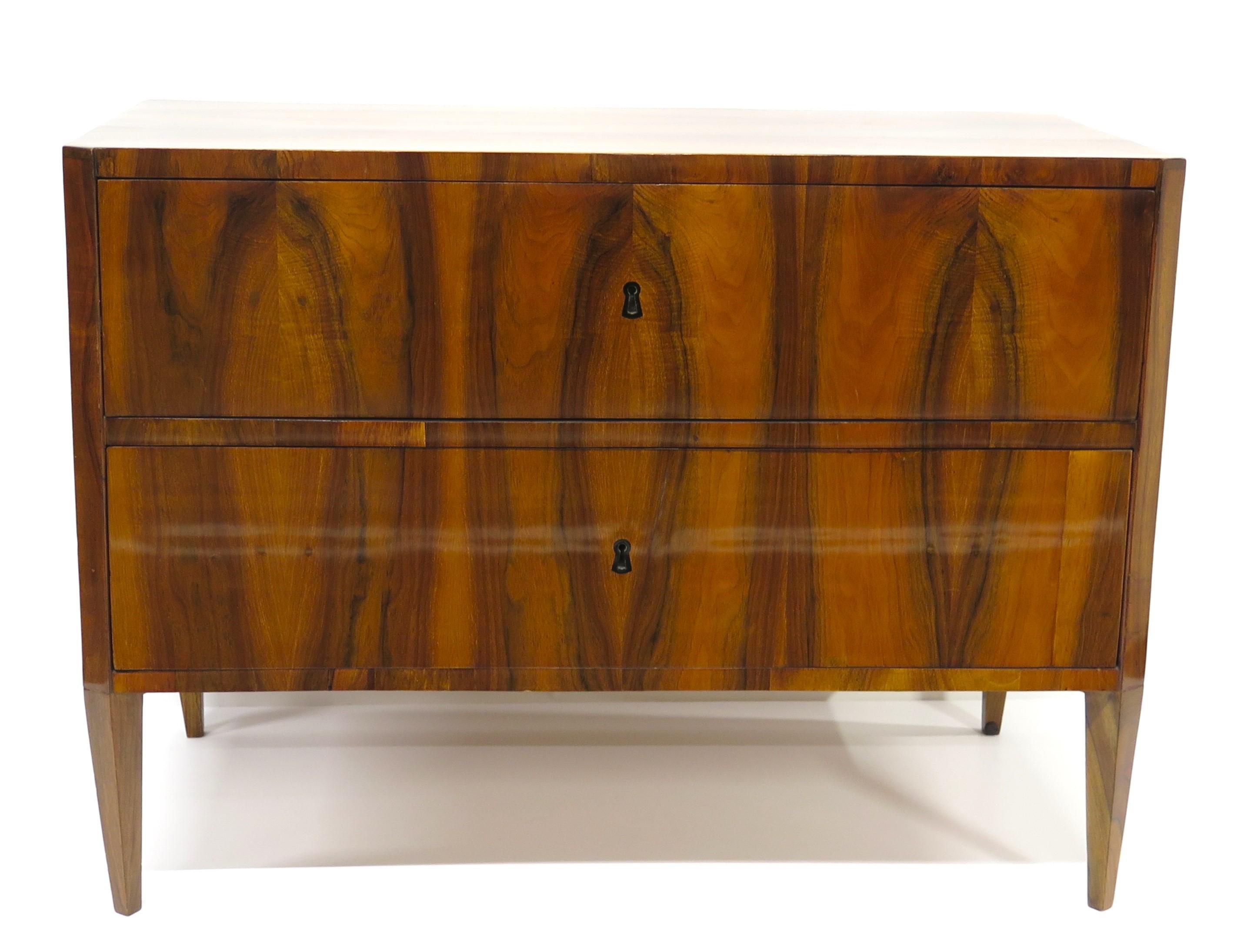 two-drawer Biedermeier commode with handsome bookmatched walnut veneers, exceptional quality on this piece, with a very fine polished finish as well, Germany, circa 1810