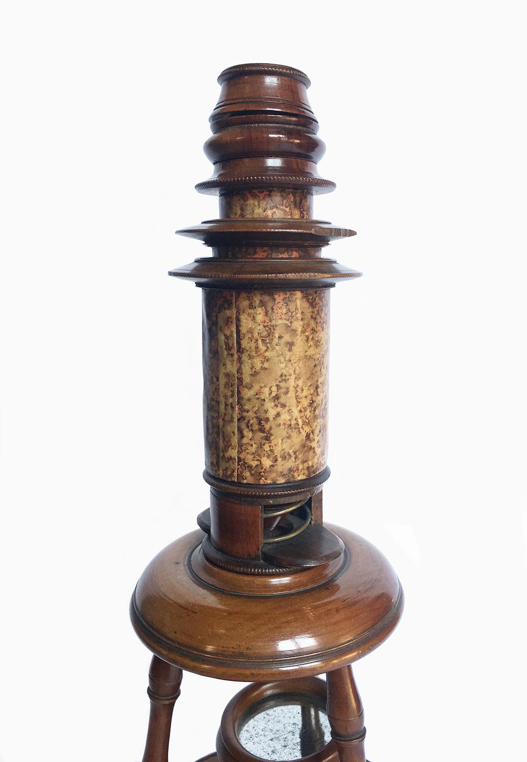 Microscope
Wood, cardboard and colored paper
Nuremberg, early 19th century
It measures 12.2 in high x 4.8 in diameter
(31 cm high x 12.2 cm diameter)
It weighs 0.71 lb (325 g)
State of conservation: one of the wooden ferrules has a chipped