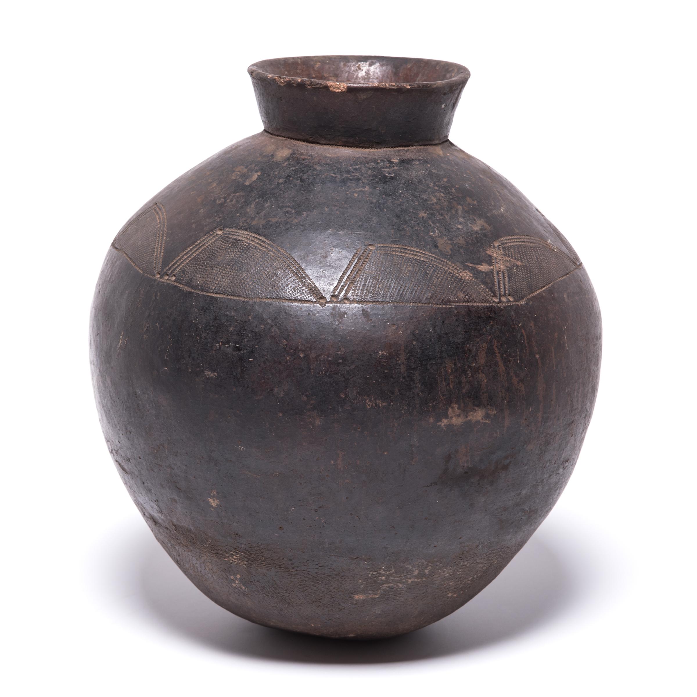 Early 19th Century Ghanaian Lobi Water Vessel In Good Condition In Chicago, IL