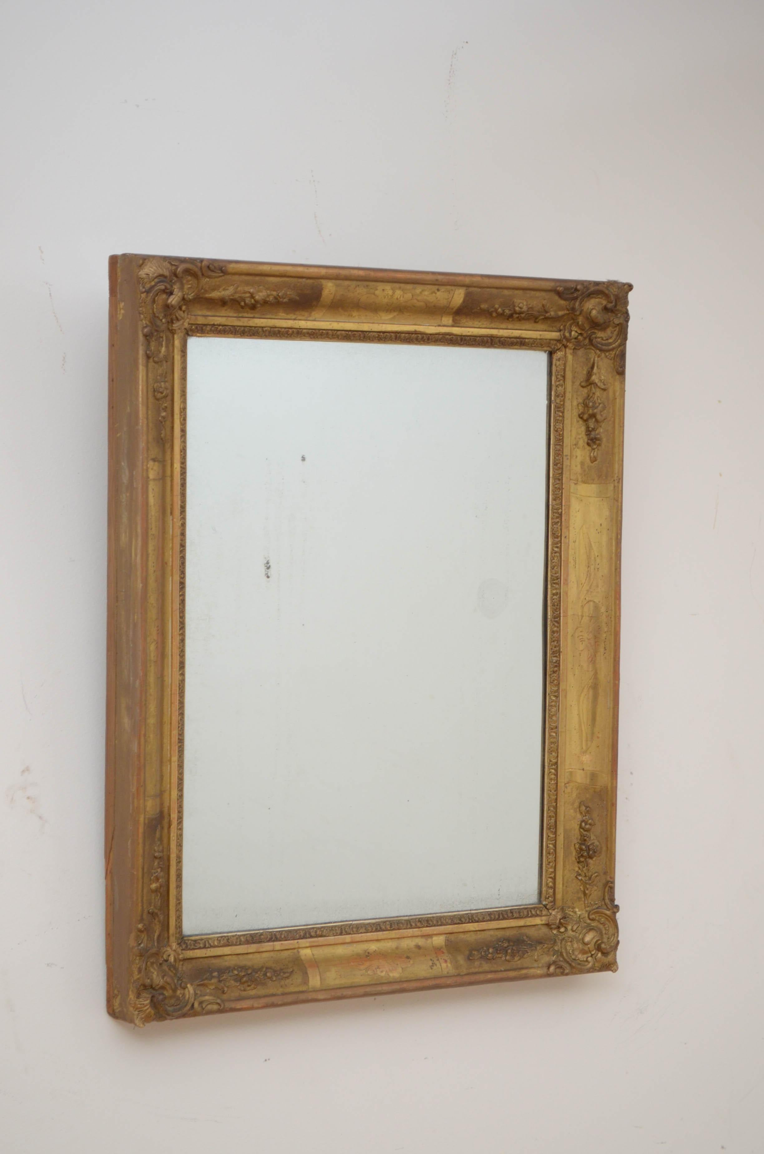 P0176  Atractivo espejo de pared de madera dorada de principios del siglo XIX, de proporciones diminutas, que puede colocarse horizontal o verticalmente, con cristal de mercurio original con destellos y algo oxidado, en marco de gesso tallado con