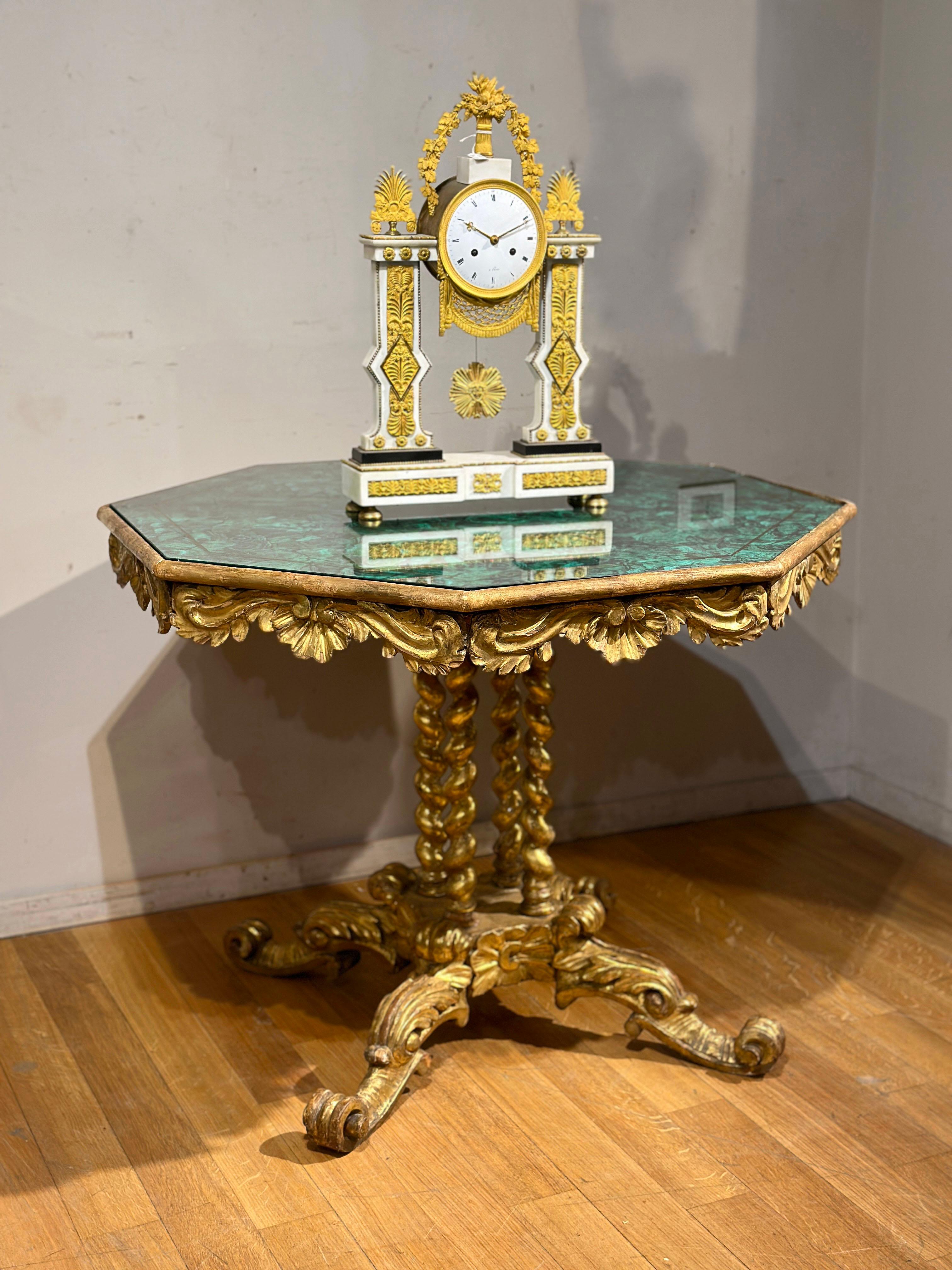 EARLY 19th CENTURY GILDED WOOD TABLE WITH SIMILAR MALACHITE FABRIC im Angebot 3