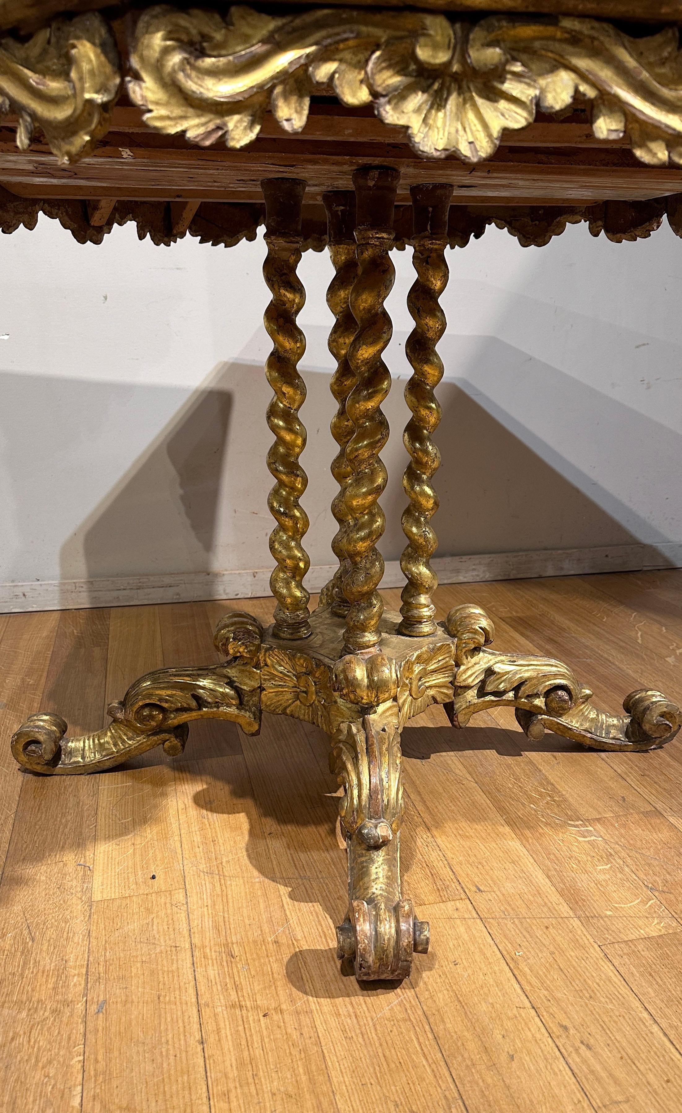 EARLY 19th CENTURY GILDED WOOD TABLE WITH SIMILAR MALACHITE FABRIC For Sale 1