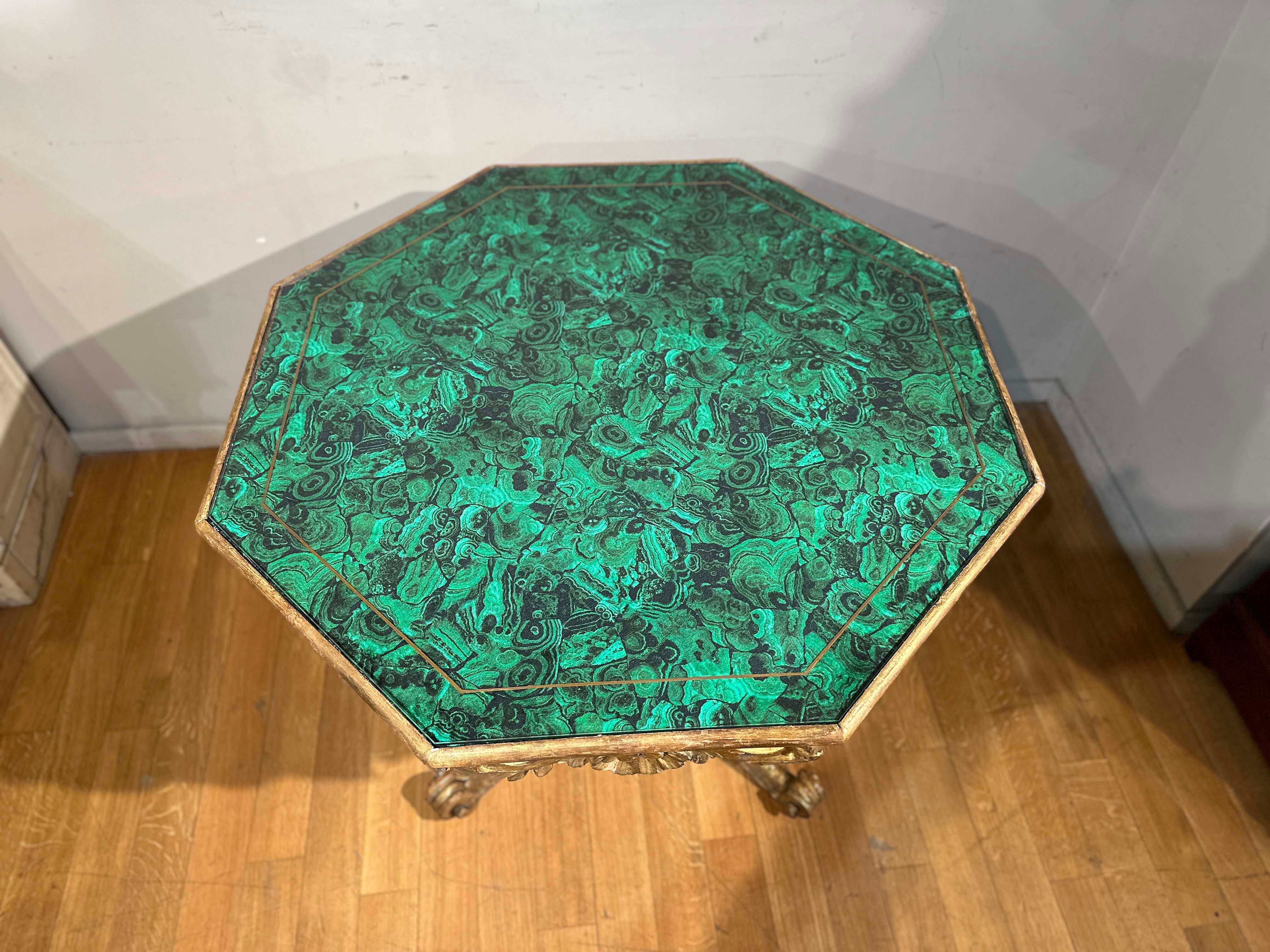 EARLY 19th CENTURY GILDED WOOD TABLE WITH SIMILAR MALACHITE FABRIC For Sale 2