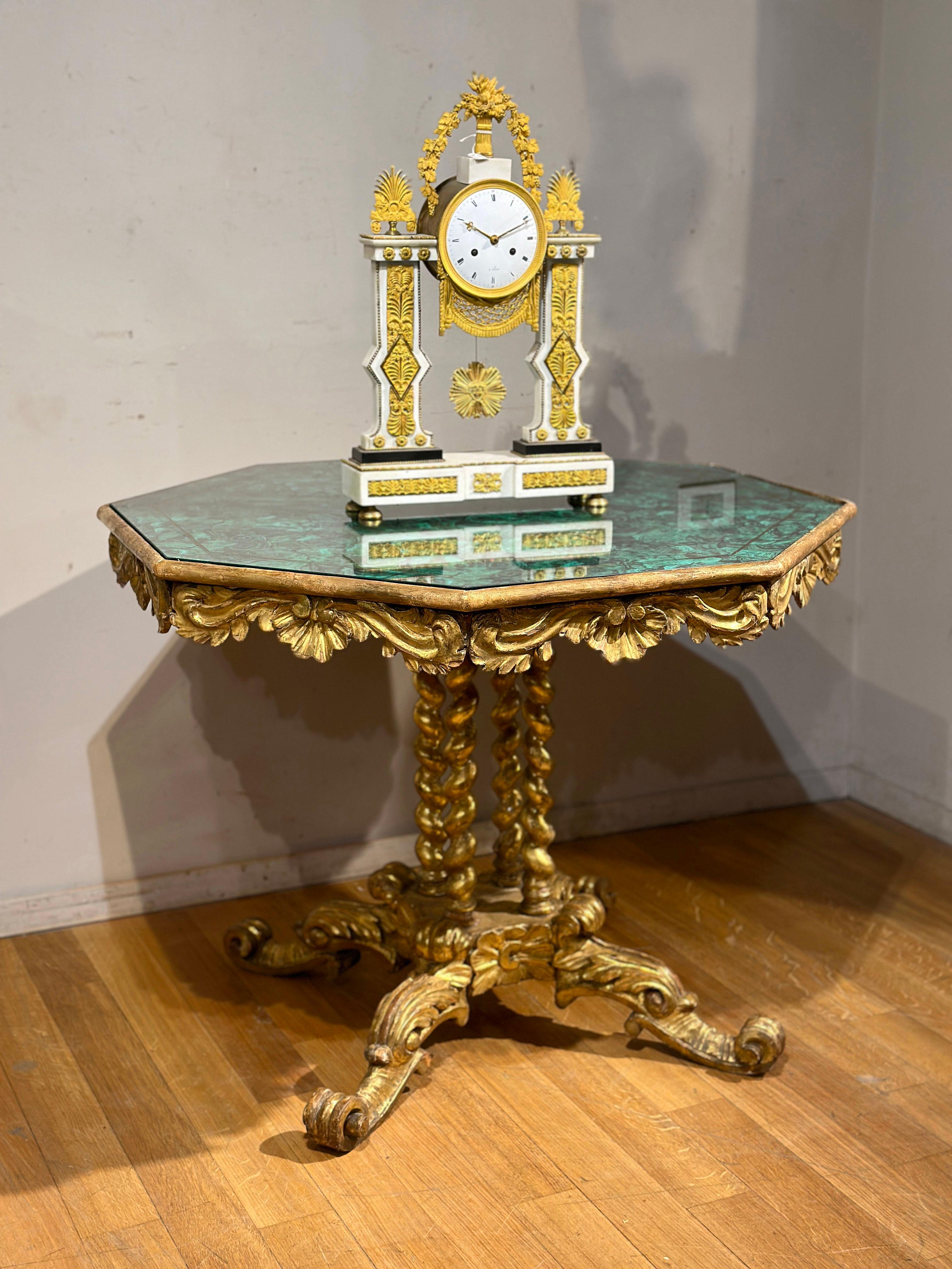 TABLE À THÉÉE EN BOIS DORE DE LA PREMIÈRE ANNEE DU 19e SIÈCLE en vente 3