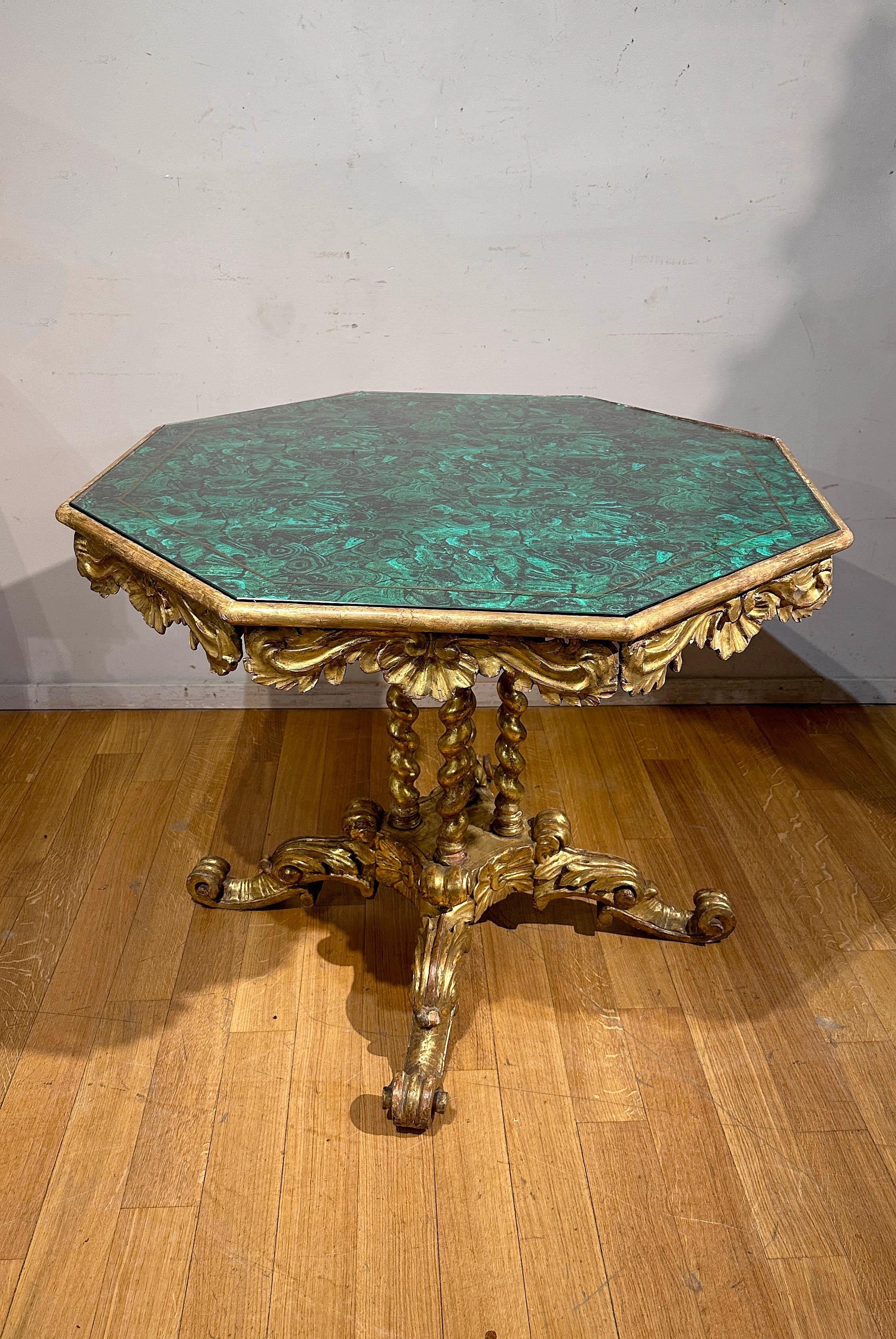 Sculpté à la main TABLE À THÉÉE EN BOIS DORE DE LA PREMIÈRE ANNEE DU 19e SIÈCLE en vente