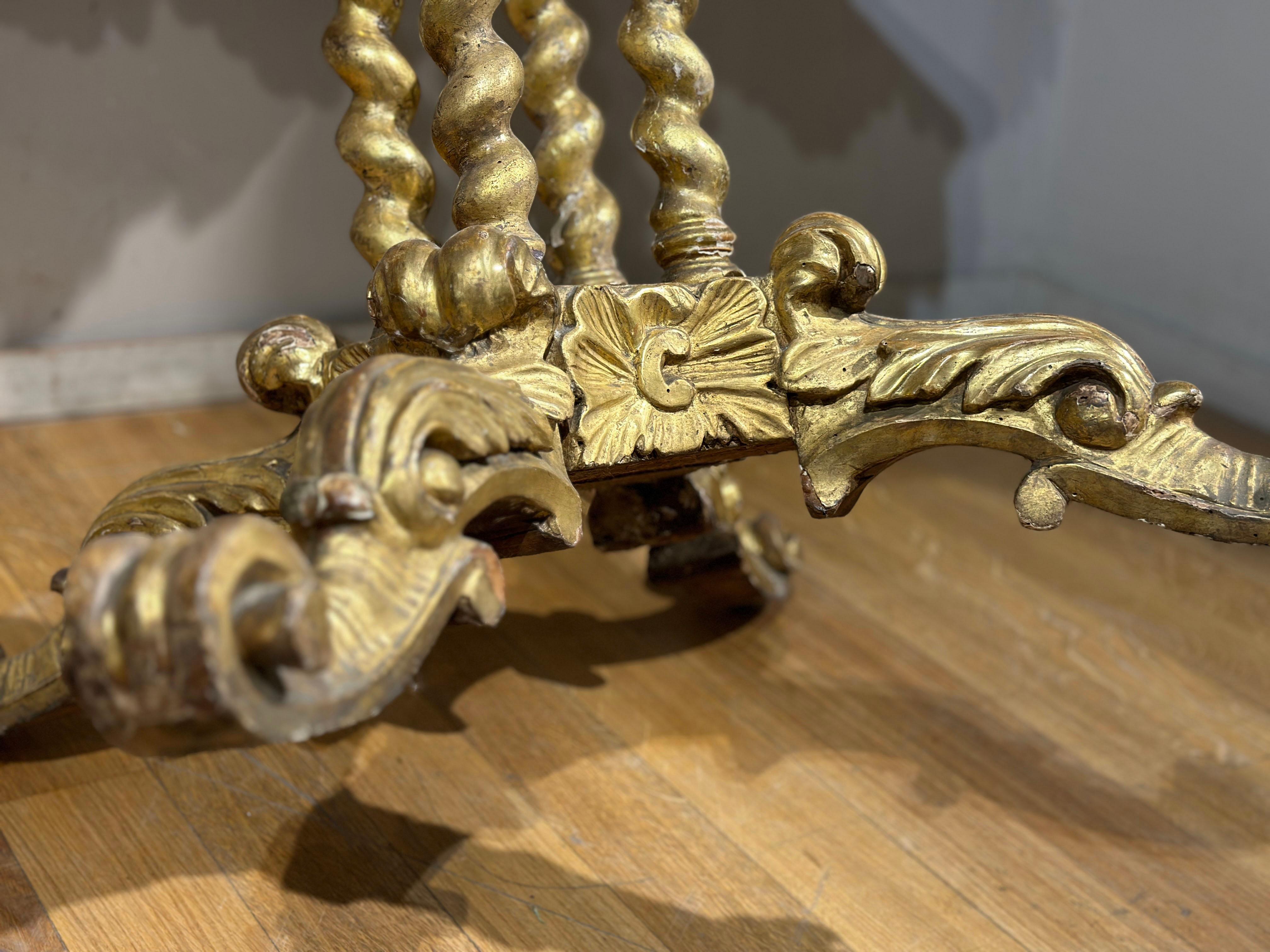 19th Century TABLE À THÉÉE EN BOIS DORE DE LA PREMIÈRE ANNEE DU 19e SIÈCLE en vente