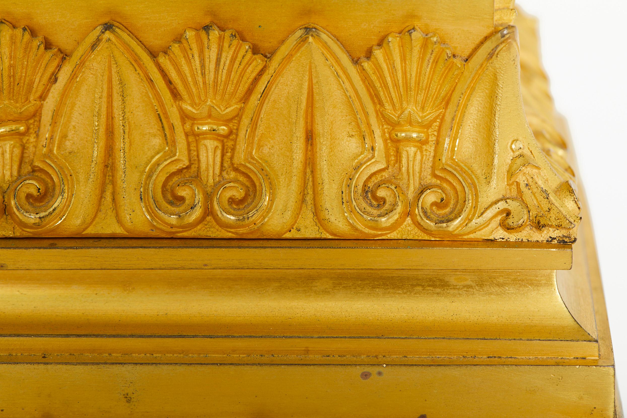 Pendule de cheminée figurative en bronze doré du début du XIXe siècle en vente 3