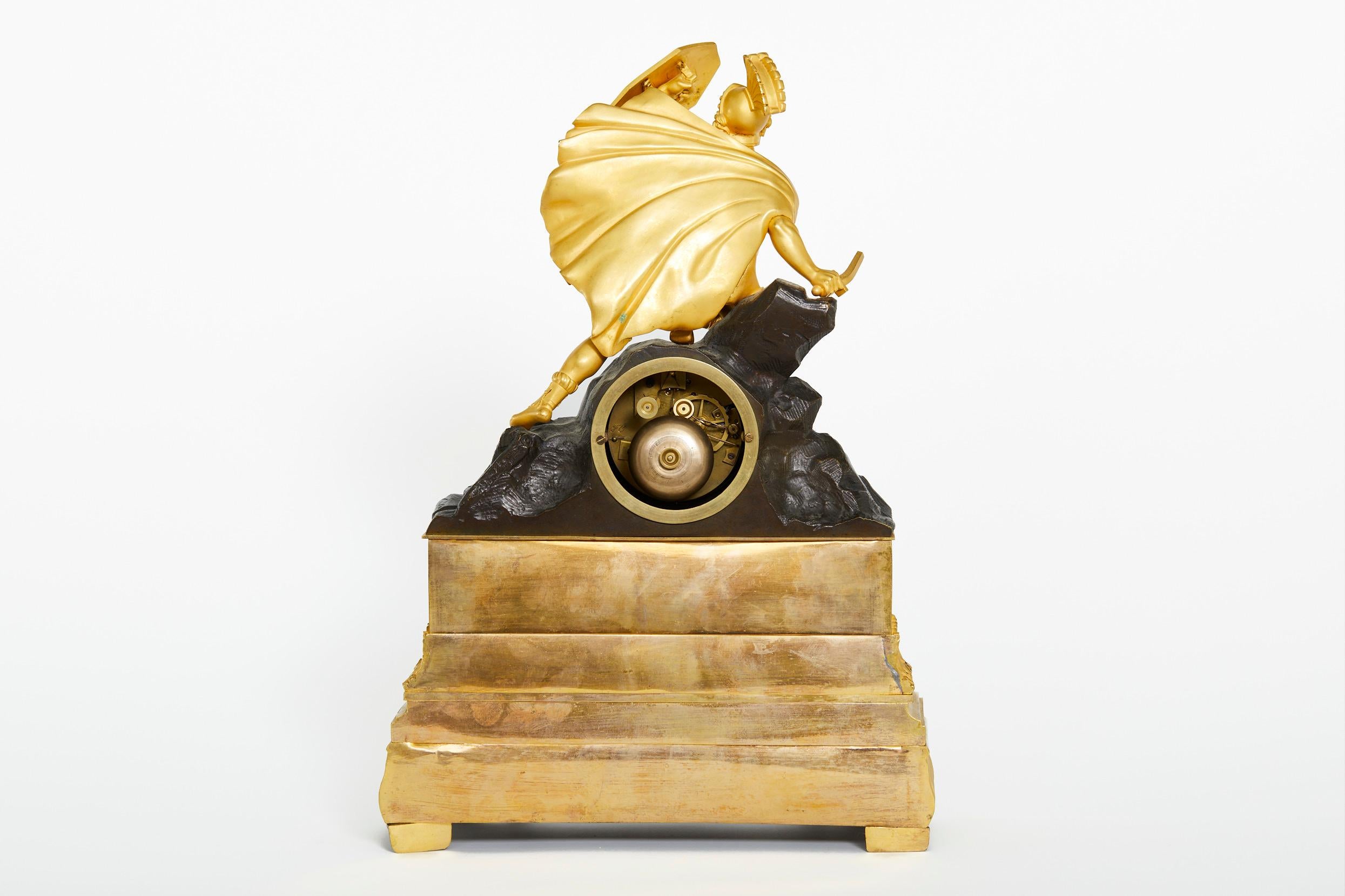Figurale Kaminuhr aus vergoldeter Bronze aus dem frühen 19. Jahrhundert (Französisch) im Angebot