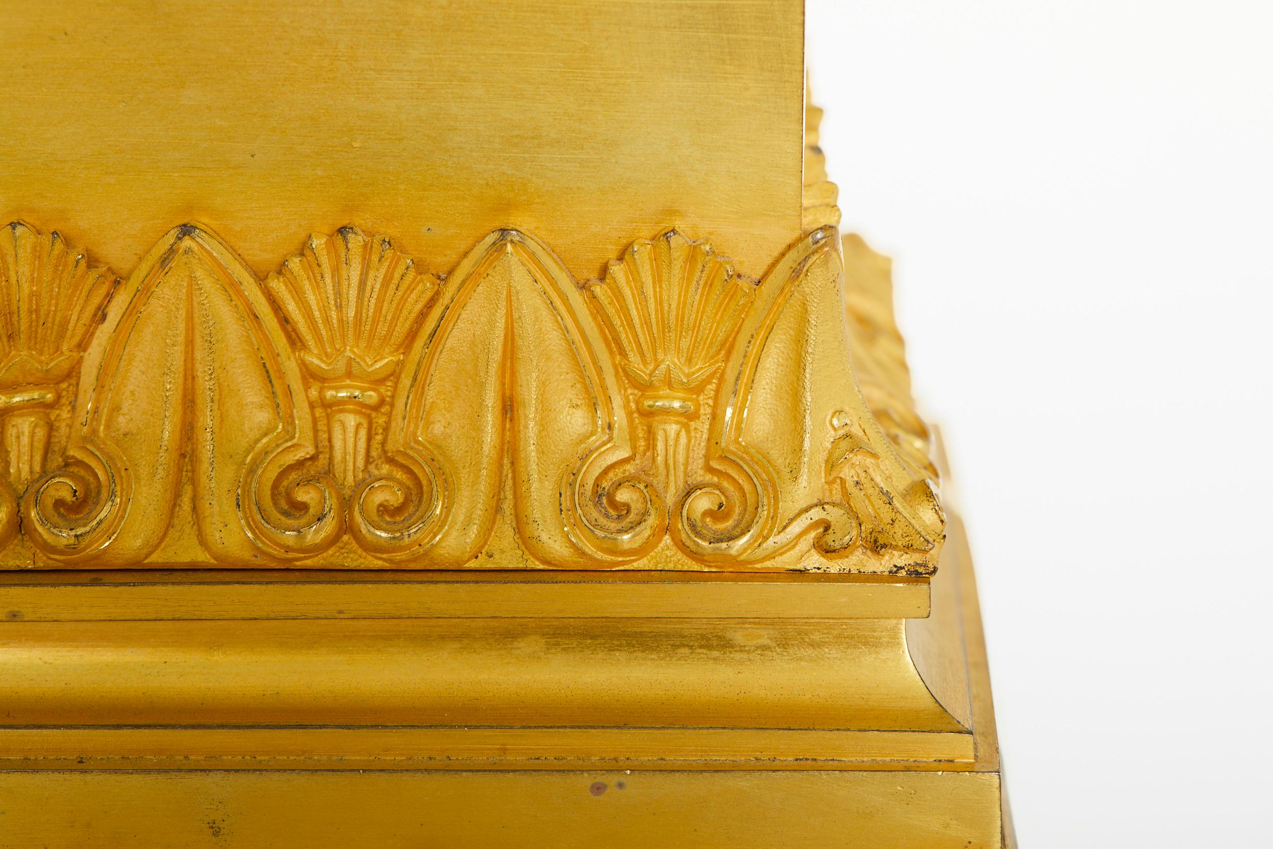 Figurale Kaminuhr aus vergoldeter Bronze aus dem frühen 19. Jahrhundert im Angebot 2