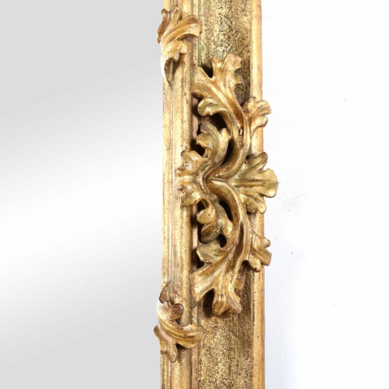 Vergoldeter Schnitzspiegel aus dem frühen 19. Jahrhundert aus Paris. Der Rahmen ist aus handgeschnitztem Holz mit einer schönen Vergoldung. Der Spiegel ist original und hat eine große, handgeschliffene Fase. Dieses außergewöhnliche Stück stammt aus