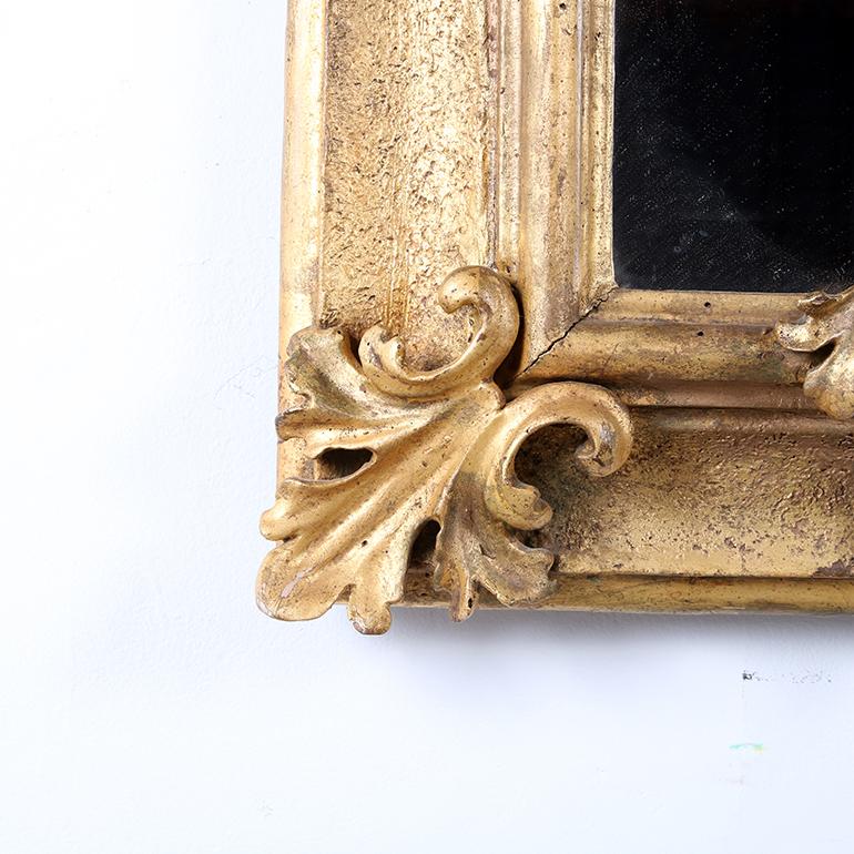 Doré Miroir sculpté et doré de Paris, début du 19e siècle en vente