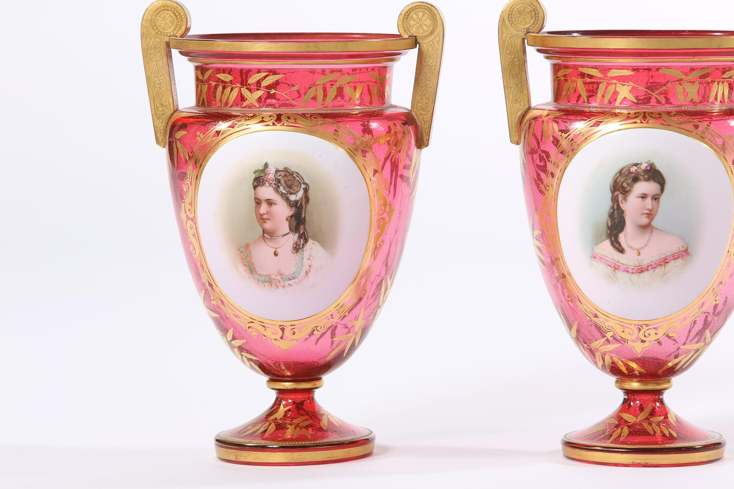 Early 19th Century Gilt Glass Pair of Vases or Urns In Good Condition For Sale In Tarry Town, NY