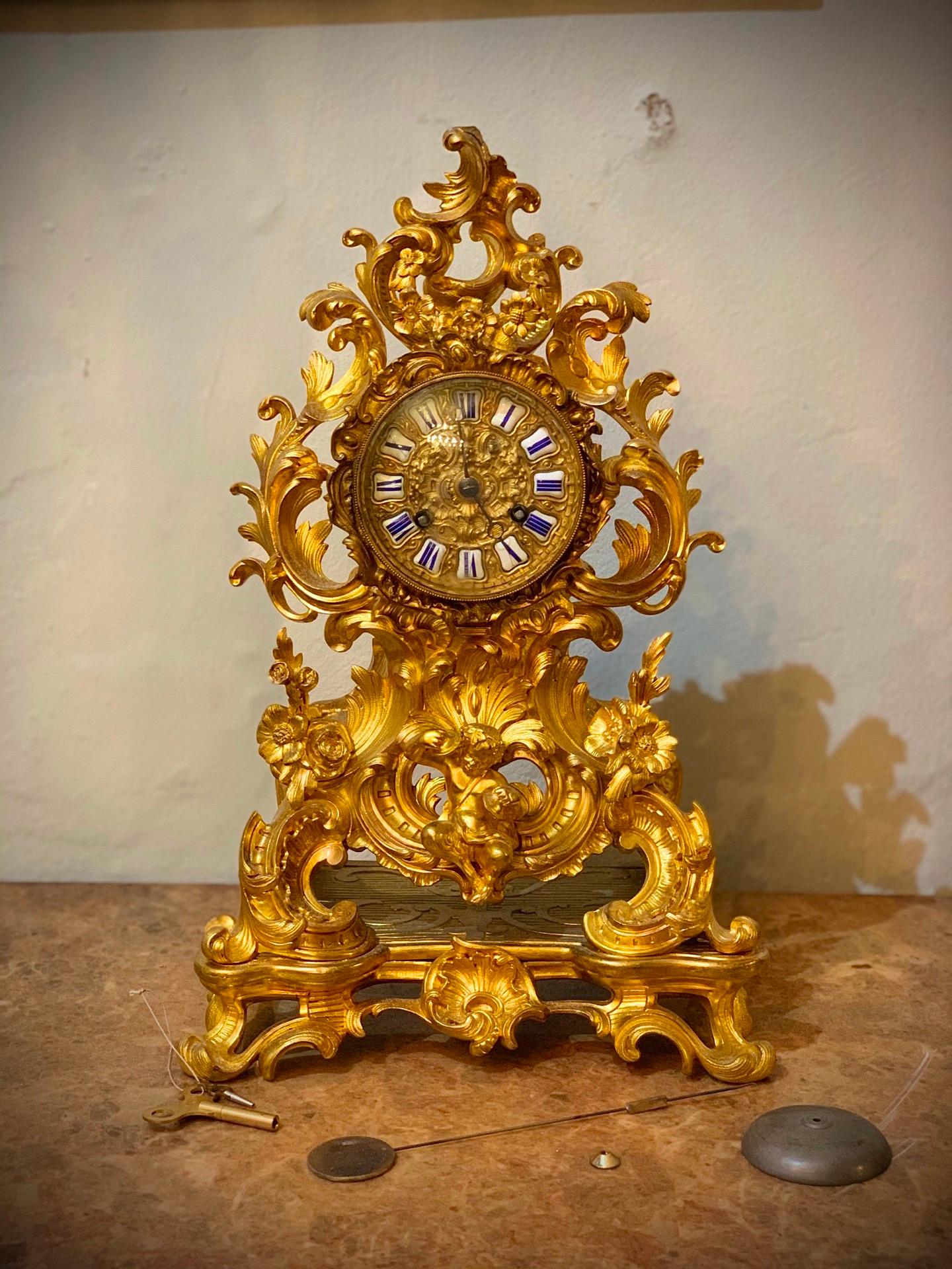 Elegant gilt bronze table pendulum clock with wire pendulum suspension. Made in Paris at the beginning of the 19th century by Frèdèric Japy, who was awarded the Gold Medal for the innovative mechanism of his watches.
Working weekly winding, it