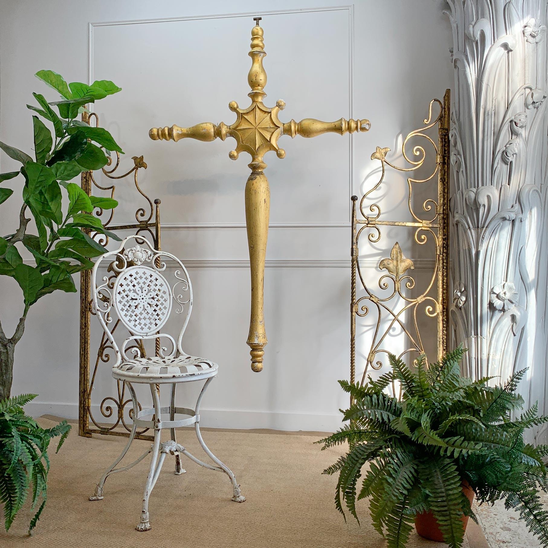 Early 19th Century Giltwood and Gesso Large Italian Religious Cross For Sale 10
