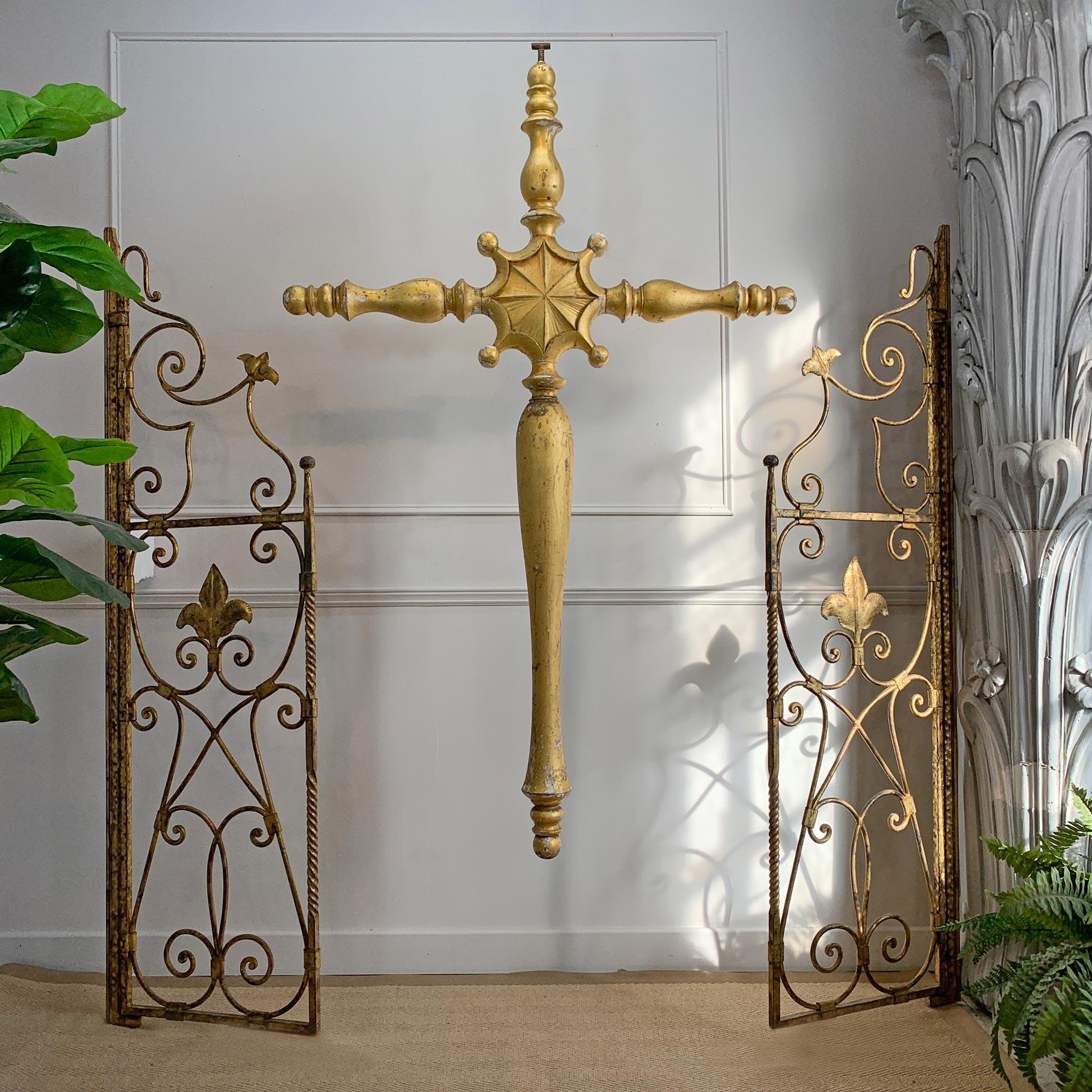 Early 19th Century Giltwood and Gesso Large Italian Religious Cross In Good Condition For Sale In Hastings, GB