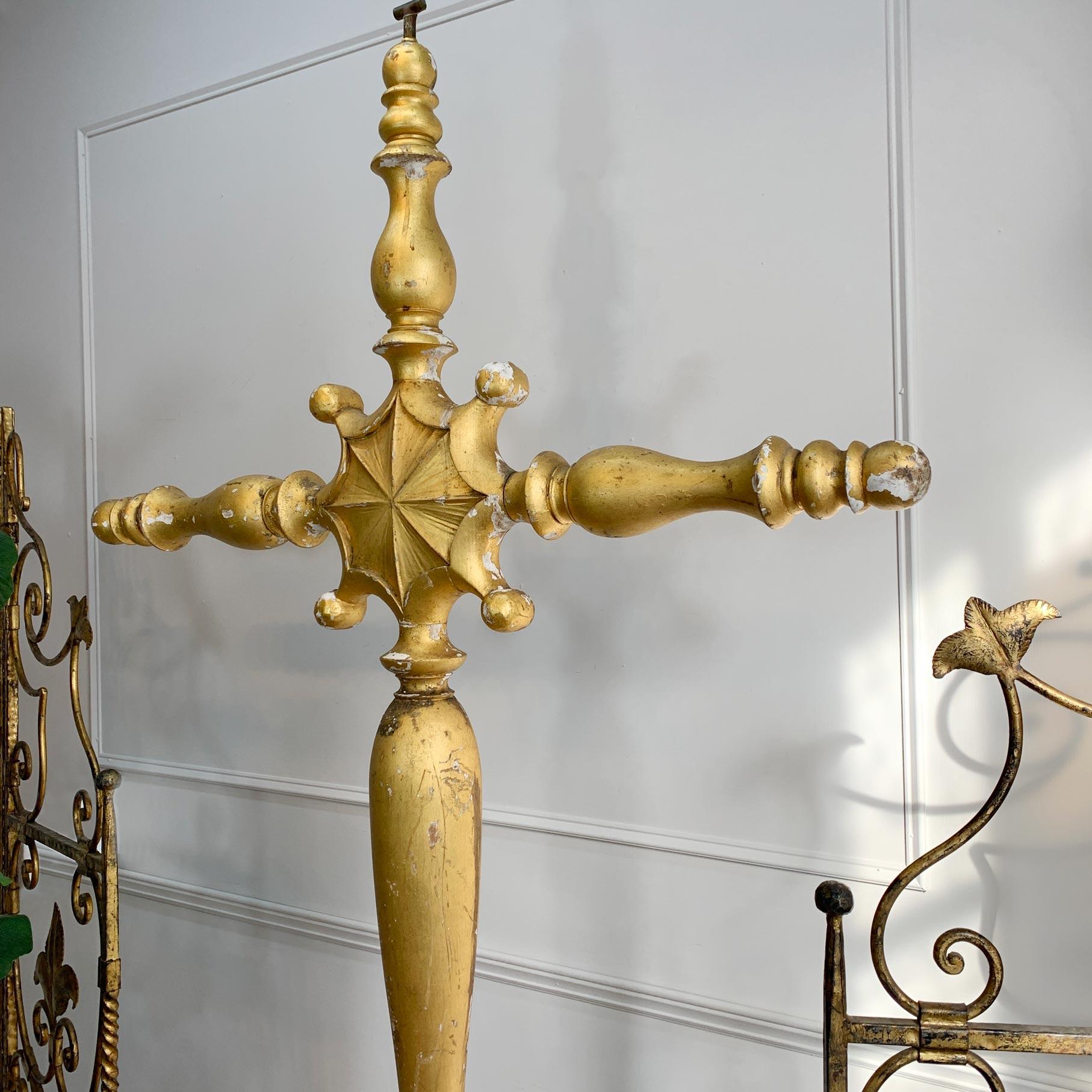 Early 19th Century Giltwood and Gesso Large Italian Religious Cross For Sale 1