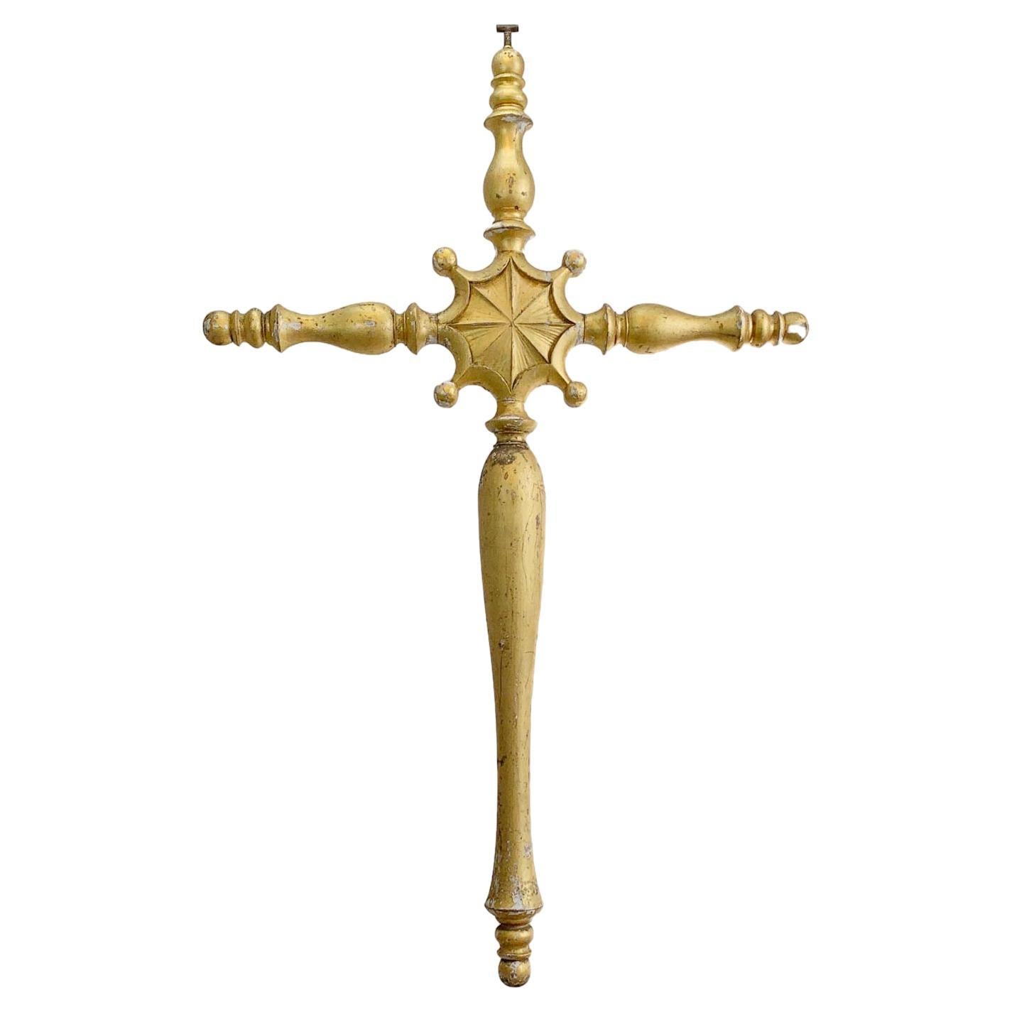 Großes italienisches religiöses Kreuz aus Gildenholz und Gesso aus dem frühen 19. im Angebot