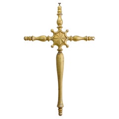 Croce religiosa italiana di grandi dimensioni in legno dorato e gesso dell'inizio del XIX secolo