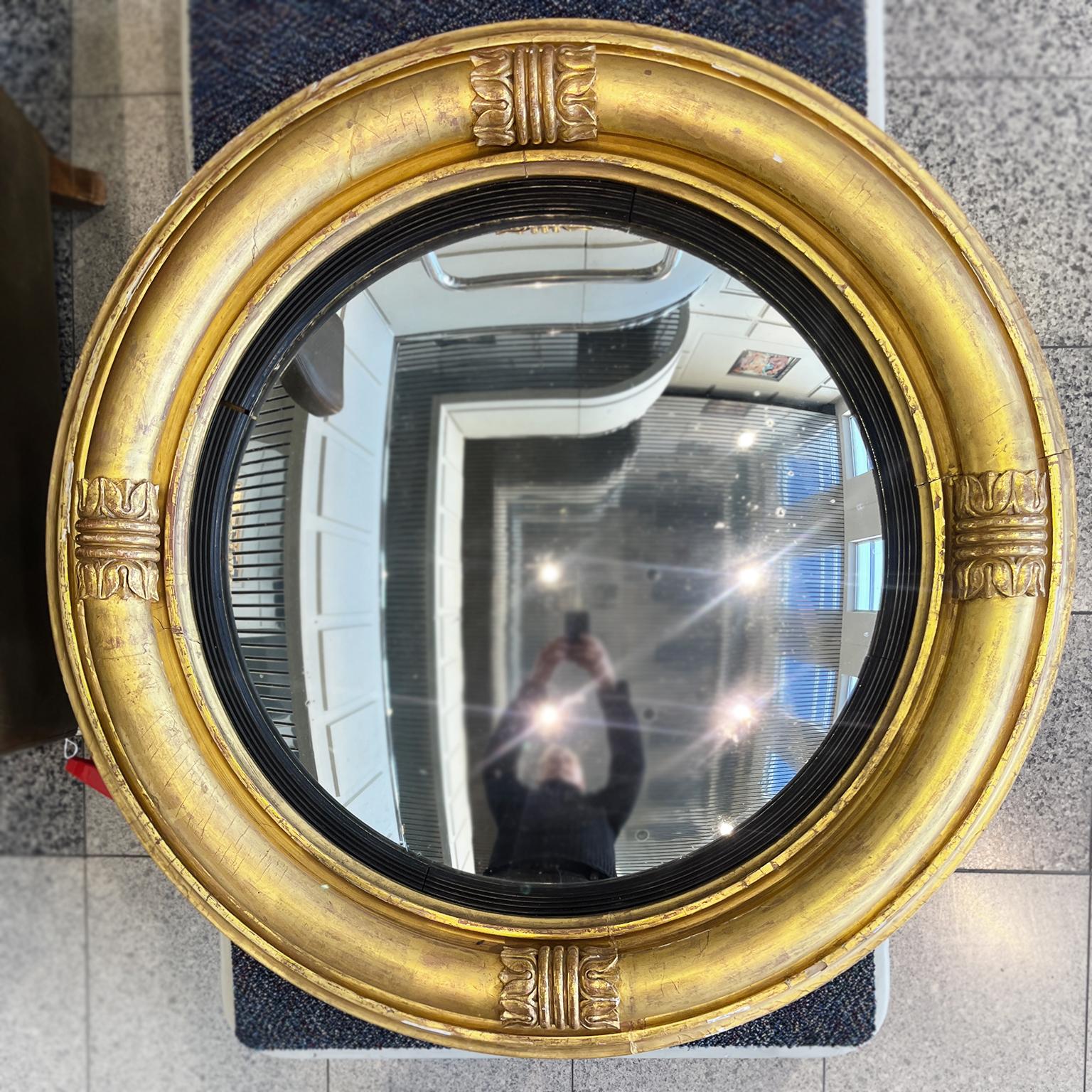 Anglais Miroir à œil de bœuf en bois doré du début du 19e siècle en vente