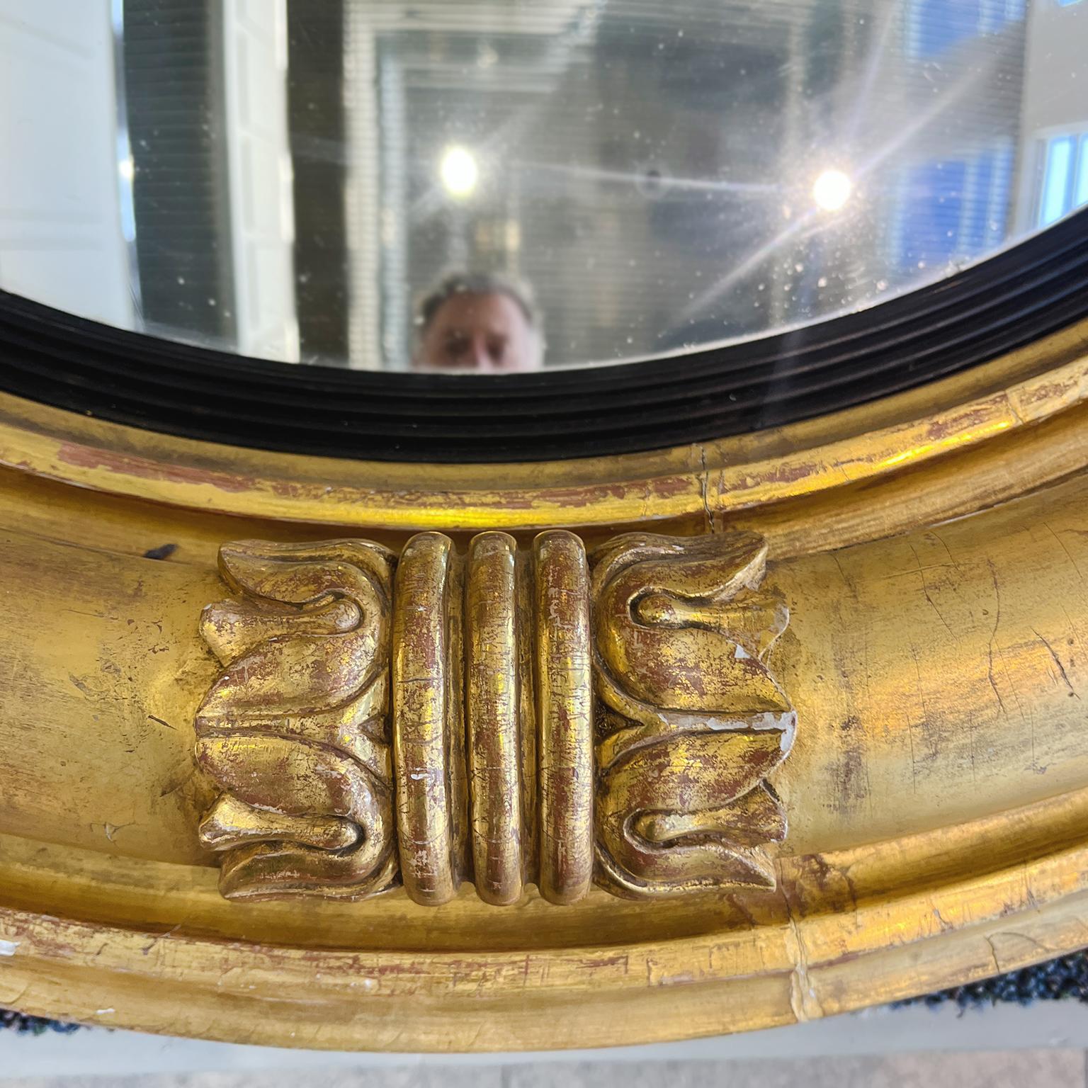 Miroir à œil de bœuf en bois doré du début du 19e siècle Bon état - En vente à New York, NY