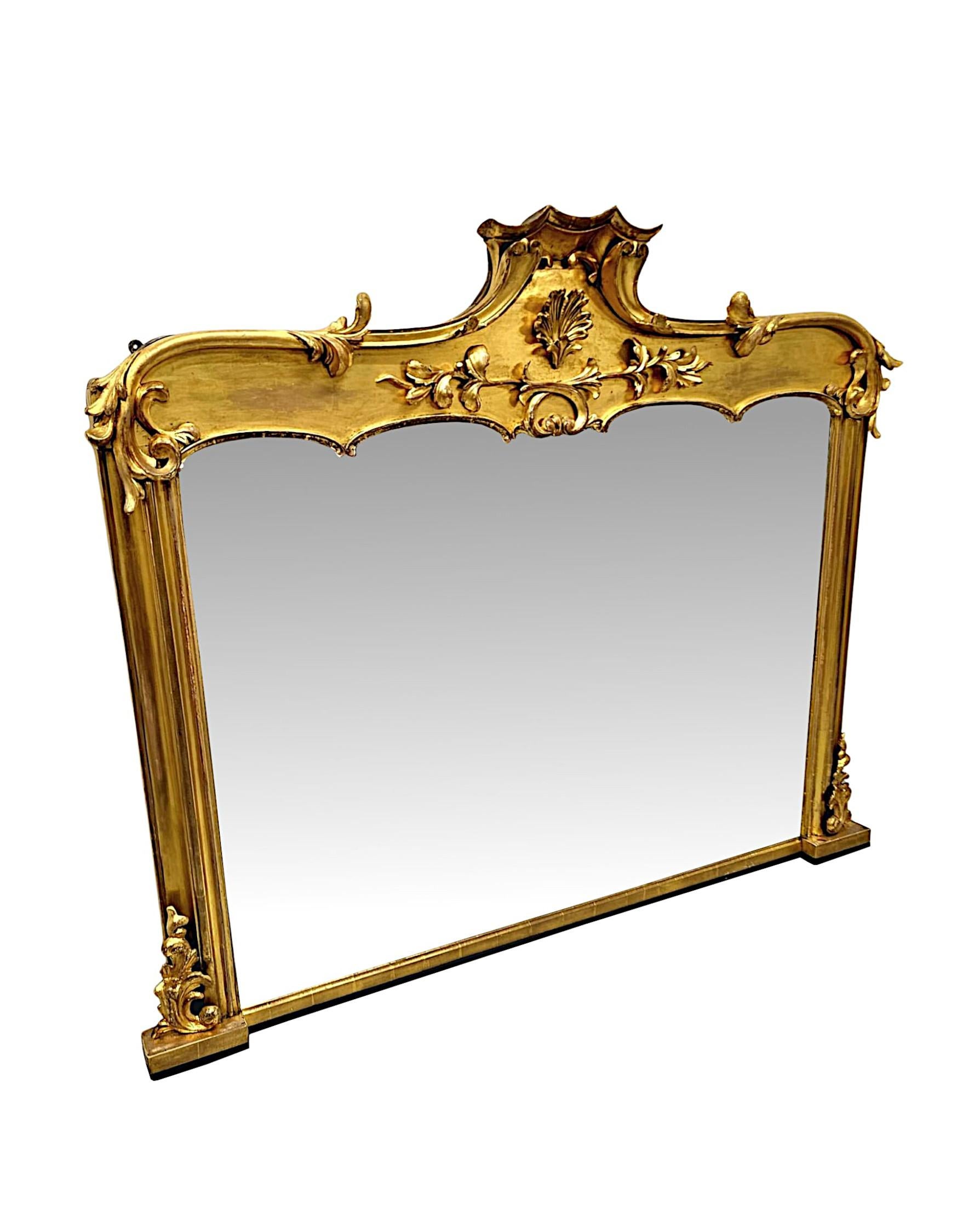 Très rare miroir à trumeau en bois doré du début du 19e siècle, d'une qualité exceptionnelle.  La plaque de verre miroir de forme rectangulaire est enchâssée dans un cadre en bois doré mouluré et cannelé, finement sculpté à la main, surmonté d'un