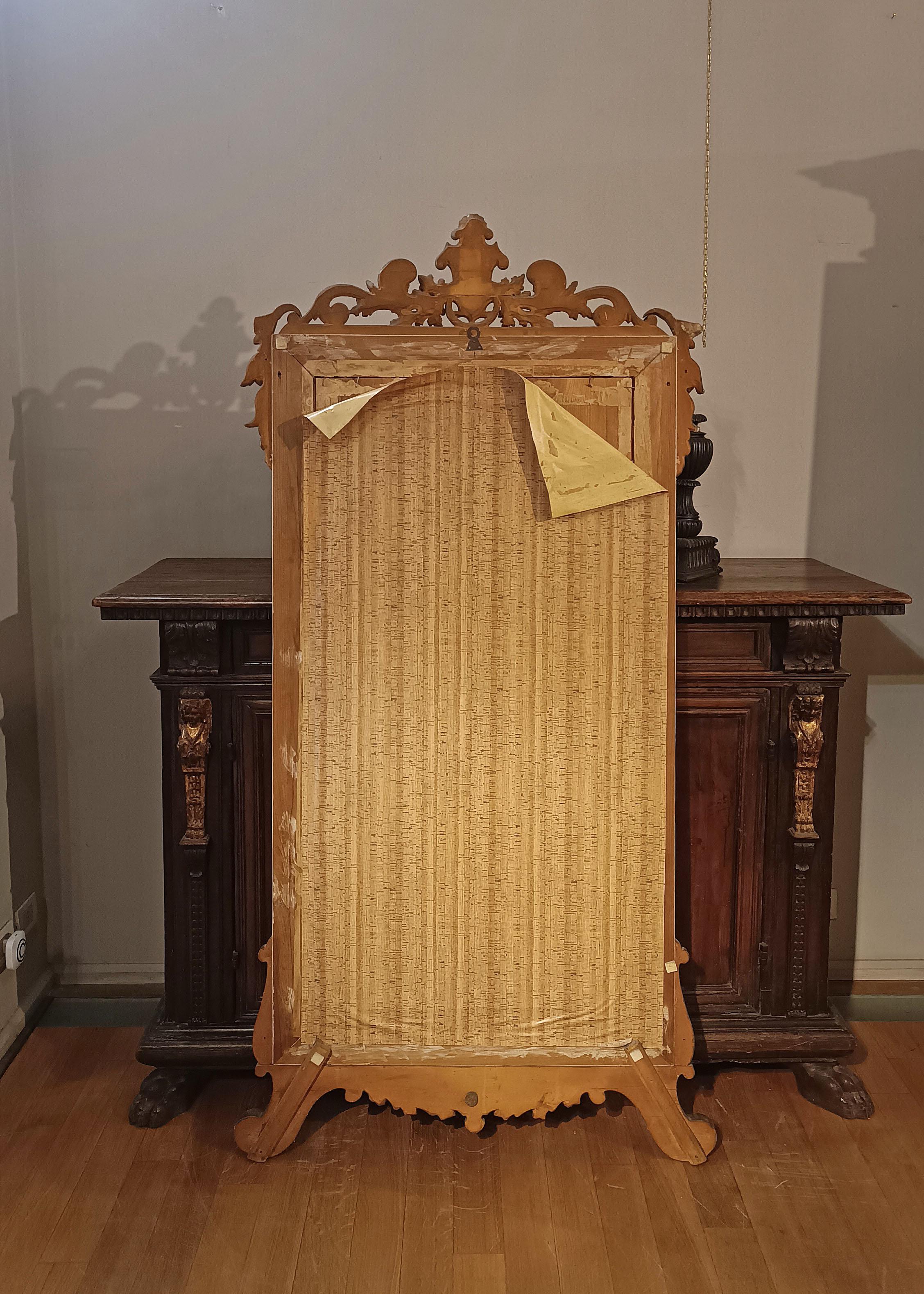 MIROIR EN OR DU DÉBUT DU 19e SIÈCLE AVEC COTE D'ARMES en vente 3
