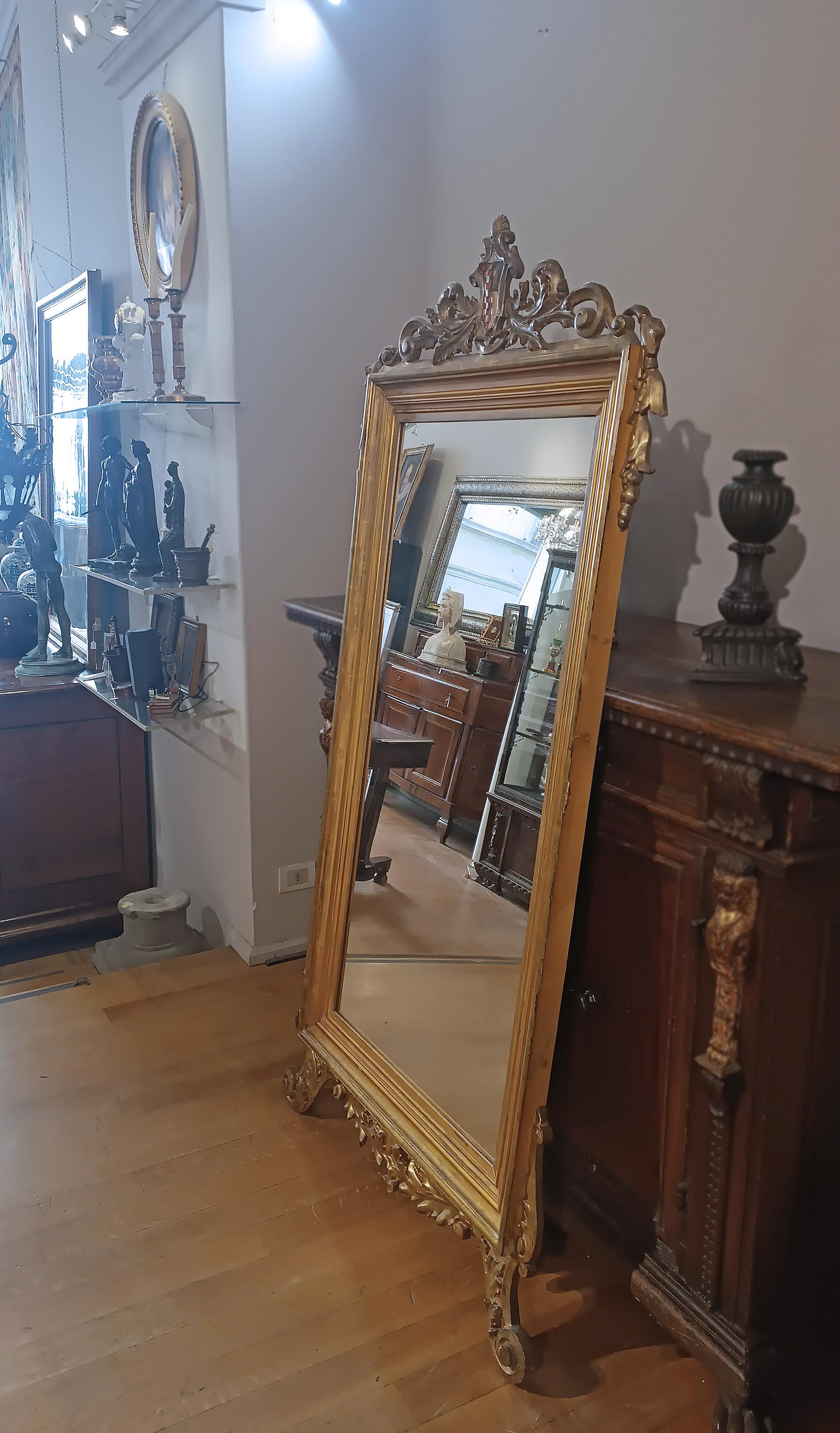 Italian MIROIR EN OR DU DÉBUT DU 19e SIÈCLE AVEC COTE D'ARMES en vente