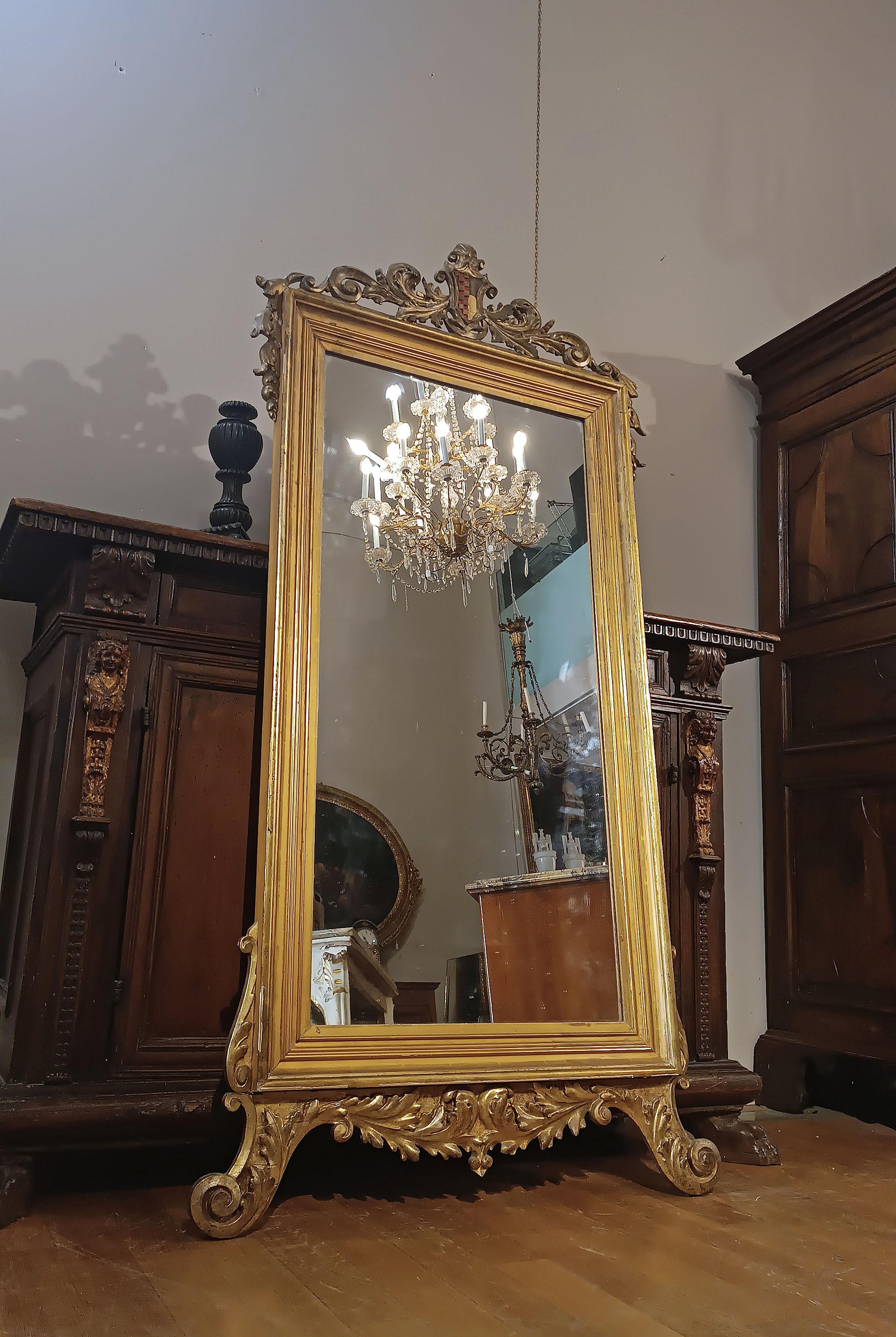 Sculpté à la main MIROIR EN OR DU DÉBUT DU 19e SIÈCLE AVEC COTE D'ARMES en vente