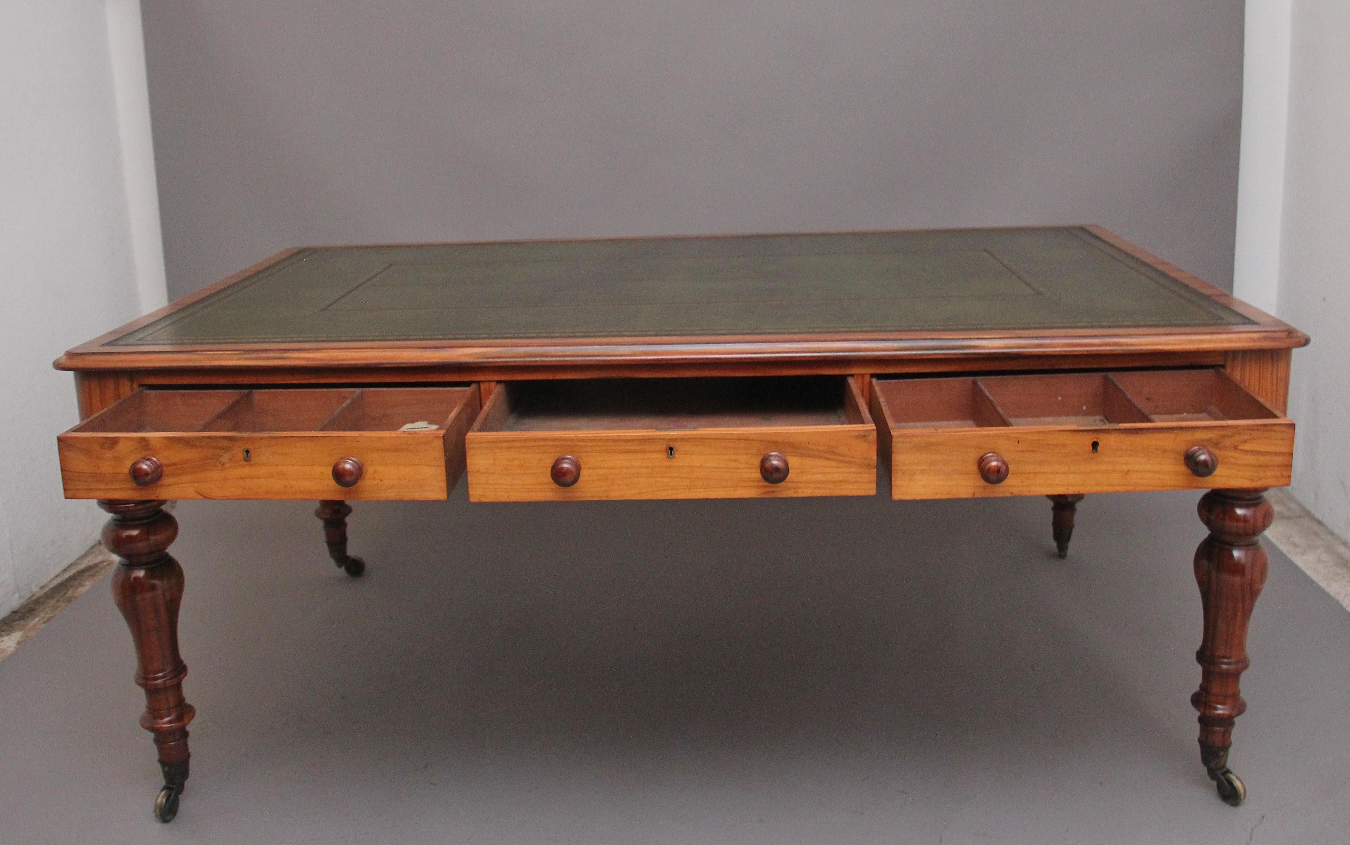 Grande scrivania di qualità superba dei primi anni del XIX secolo, con piano di scrittura in pelle color verde oliva decorato con utensili dorati e ciechi, sei cassetti a fregio rivestiti in mogano, tre su entrambi i lati, con maniglie originali a