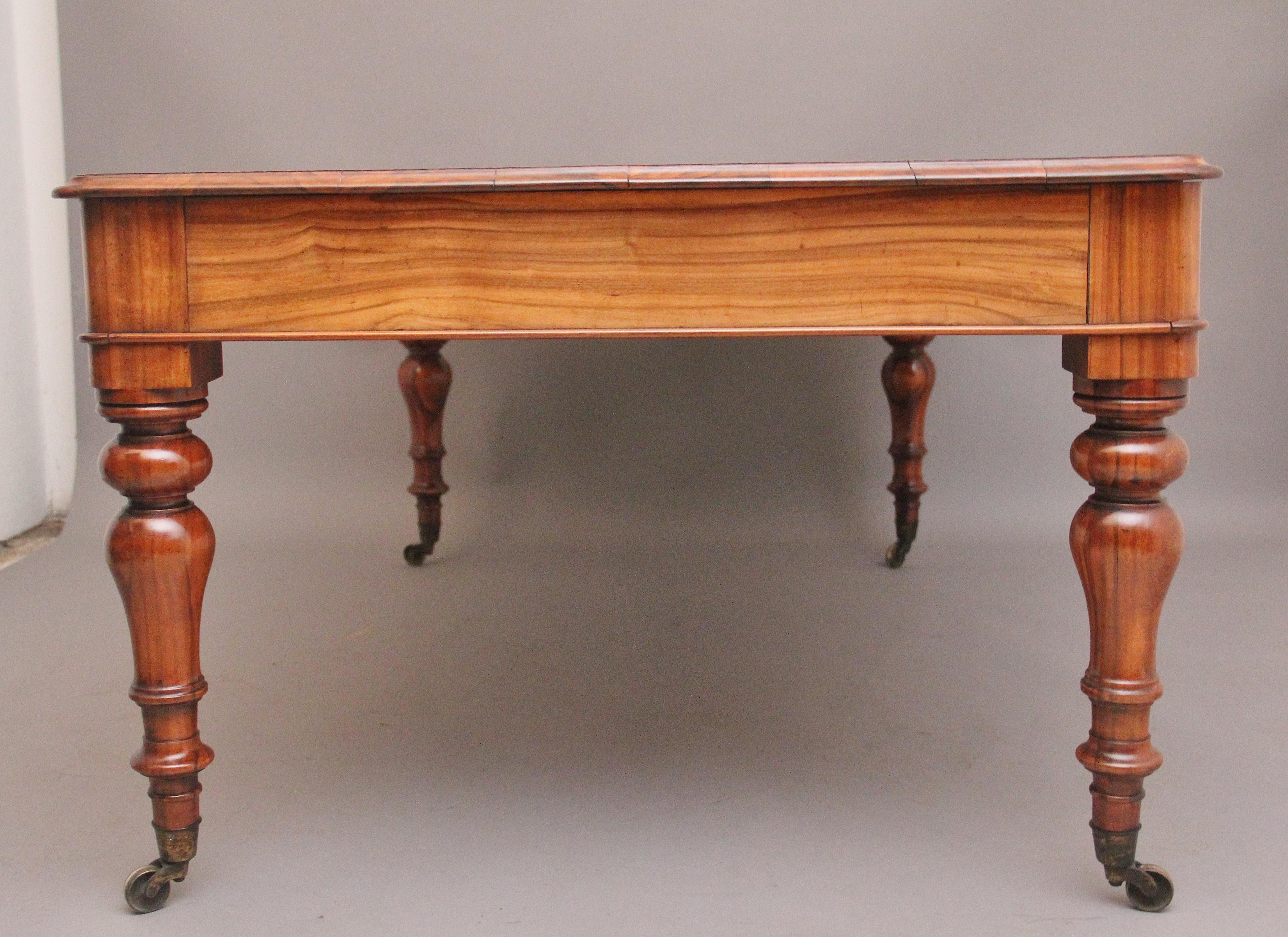 Legno massiccio Scrivania di Goncalo Alves degli inizi del XIX secolo in vendita