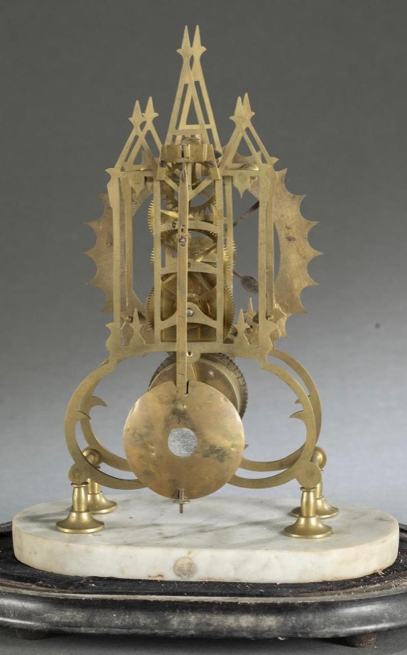 Anglais Horloge squelette gothique du début du XIXe siècle en laiton sur socle en marbre avec dôme en verre en vente