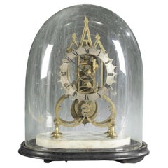 Horloge squelette gothique du début du XIXe siècle en laiton sur socle en marbre avec dôme en verre