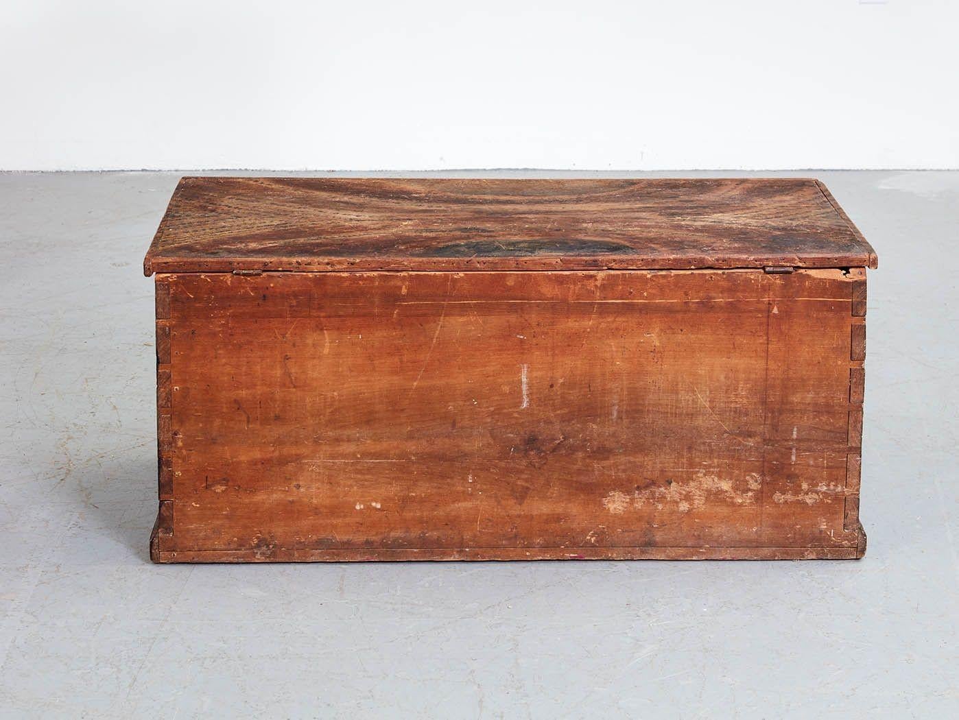 Early 19th Century Grain Painted Chest For Sale 3
