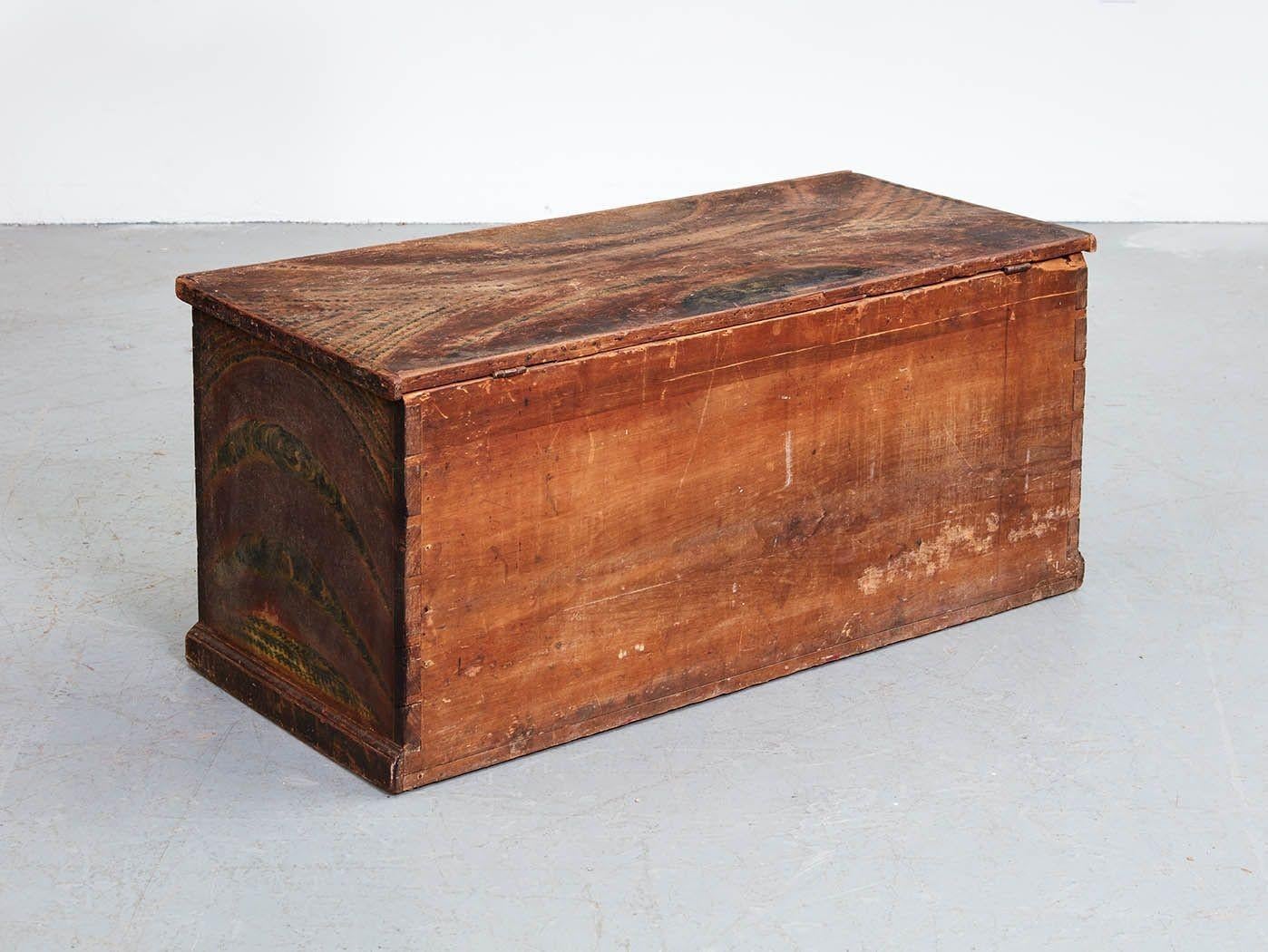 Early 19th Century Grain Painted Chest For Sale 4