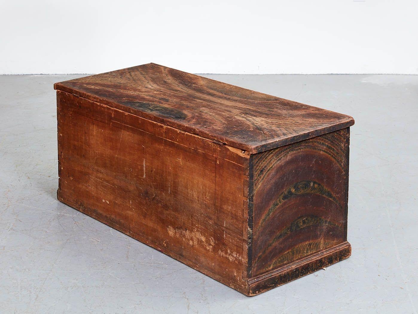 Early 19th Century Grain Painted Chest For Sale 5