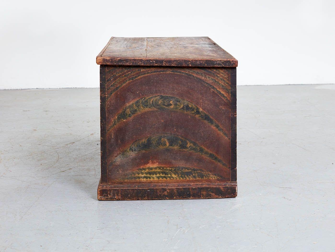 Poplar Early 19th Century Grain Painted Chest For Sale