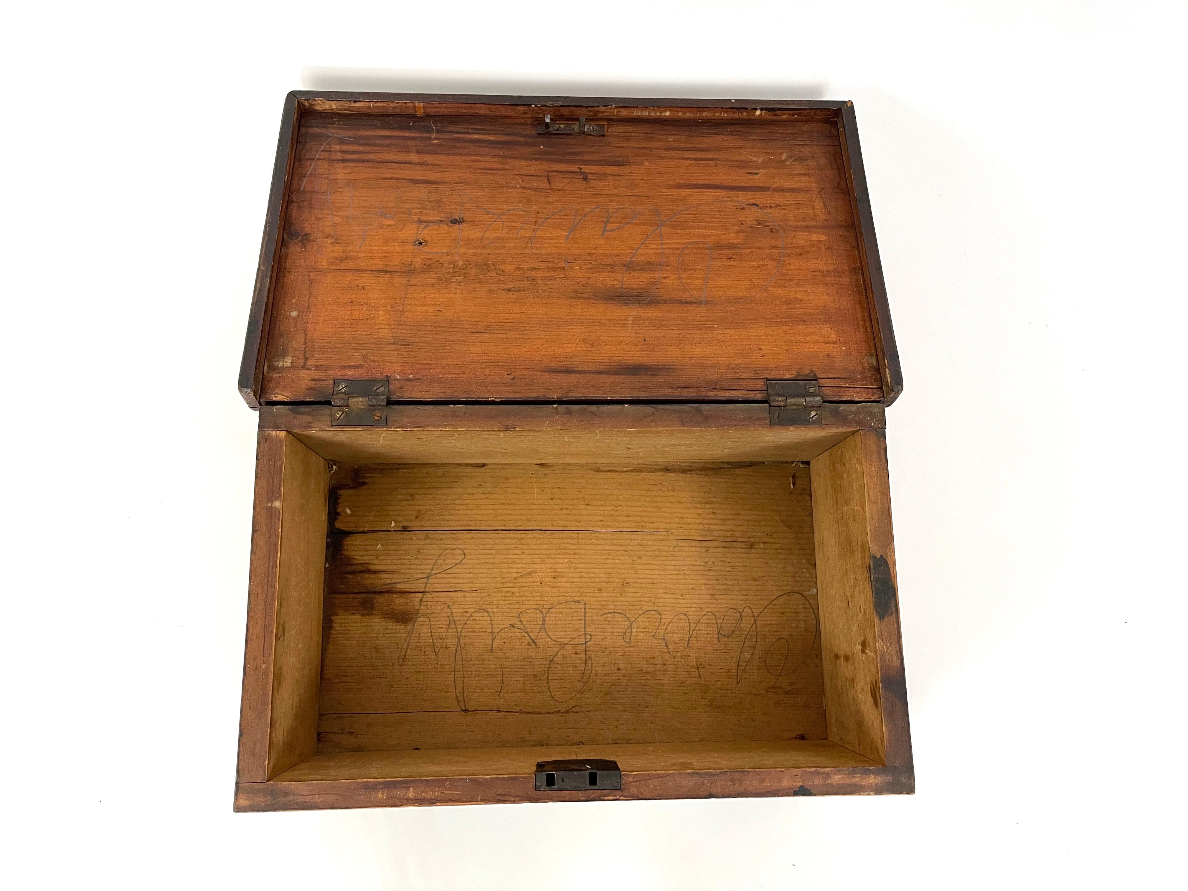 Early 19th Century Grain Painted Pine Box In Good Condition In Essex, MA