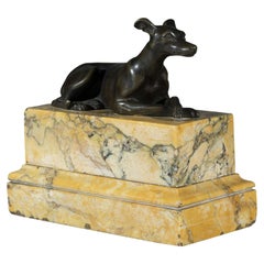 Figura in bronzo del Grand Tour dell'inizio del XIX secolo su un basamento in marmo di Siena